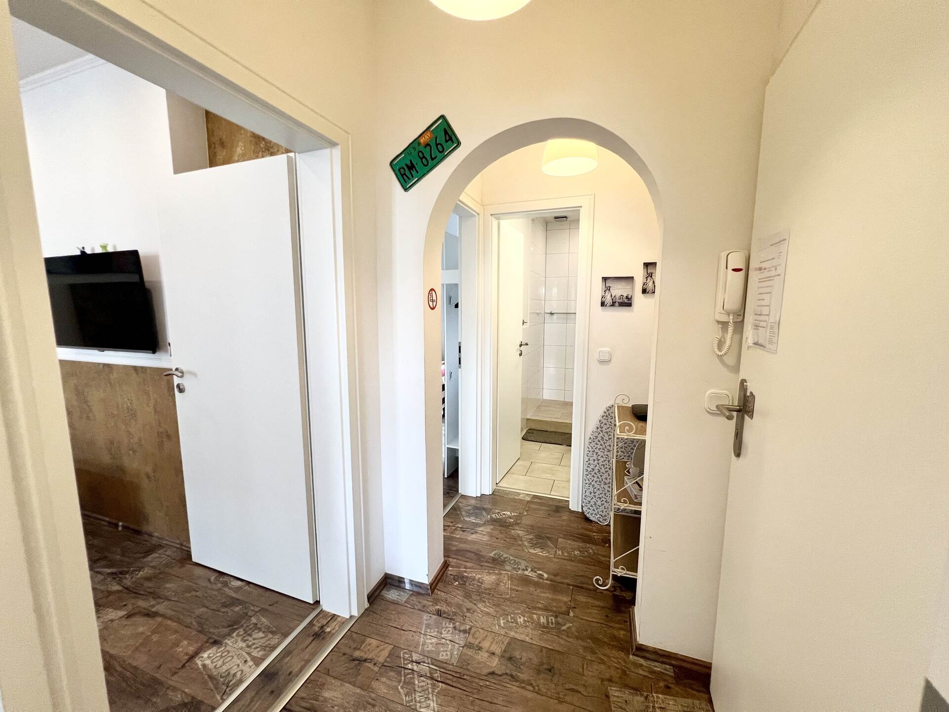 Flur mit Blick ins Badezimmer