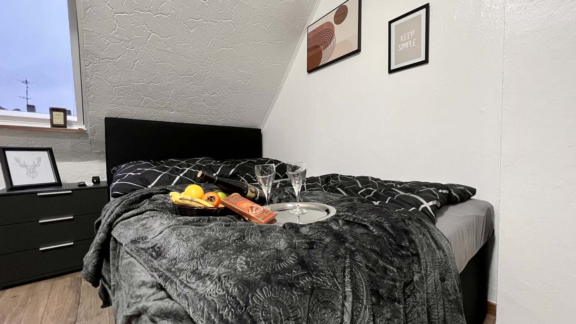 Boxspringbett mit Bettwäsche und Tablett