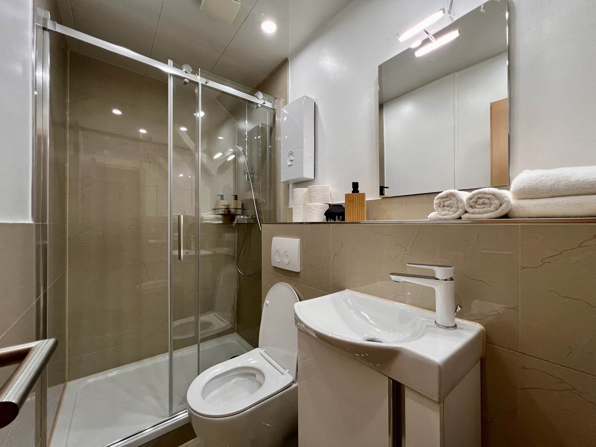 Modernes Badezimmer mit Glasdusche und Spiegel