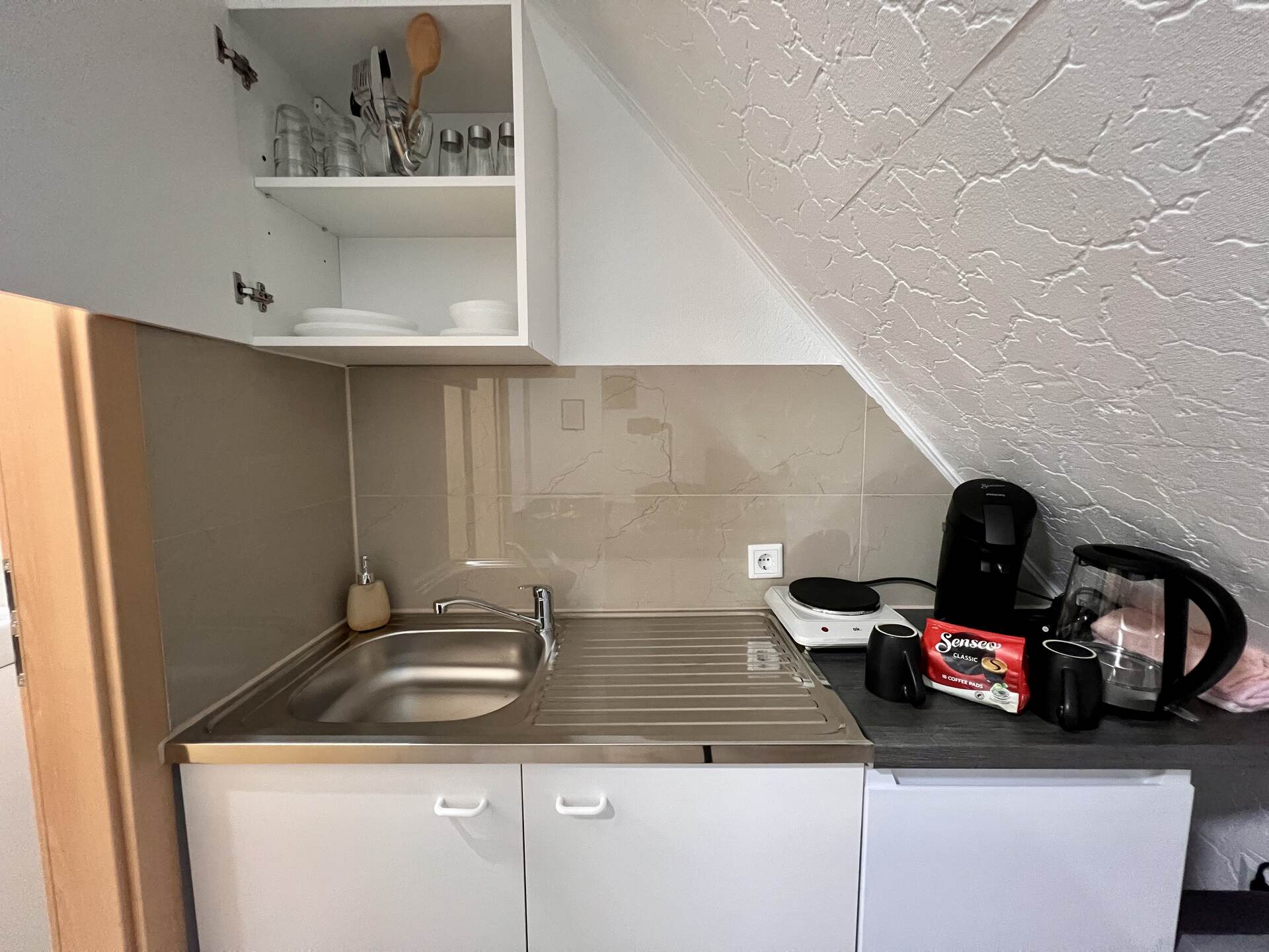 Kompakte Küchenzeile mit Kaffeemaschine 