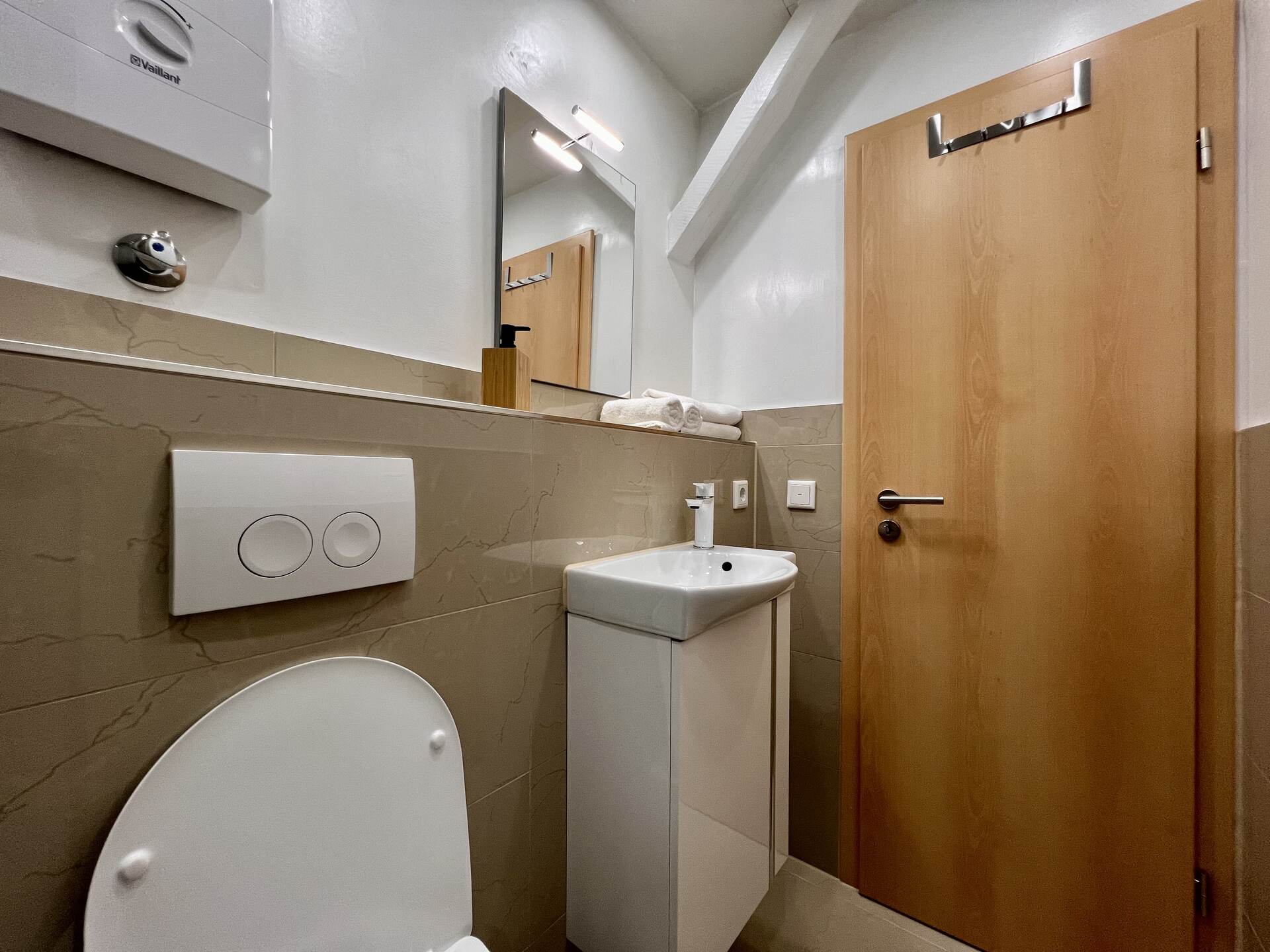 Modernes WC mit Waschbecken und Spiegel