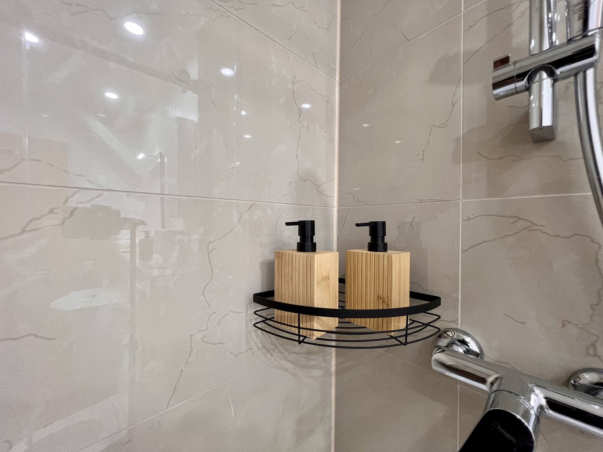 Holzspender für Shampoo und Duschgel 