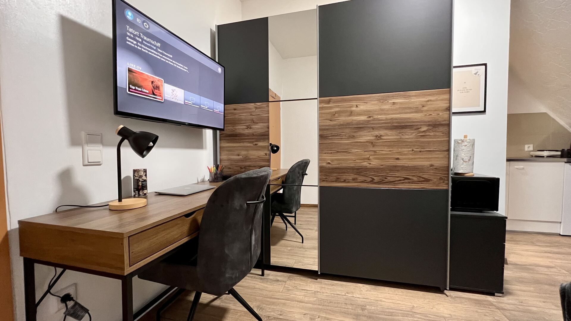Arbeitsplatz mit Smart-TV und Lampe 