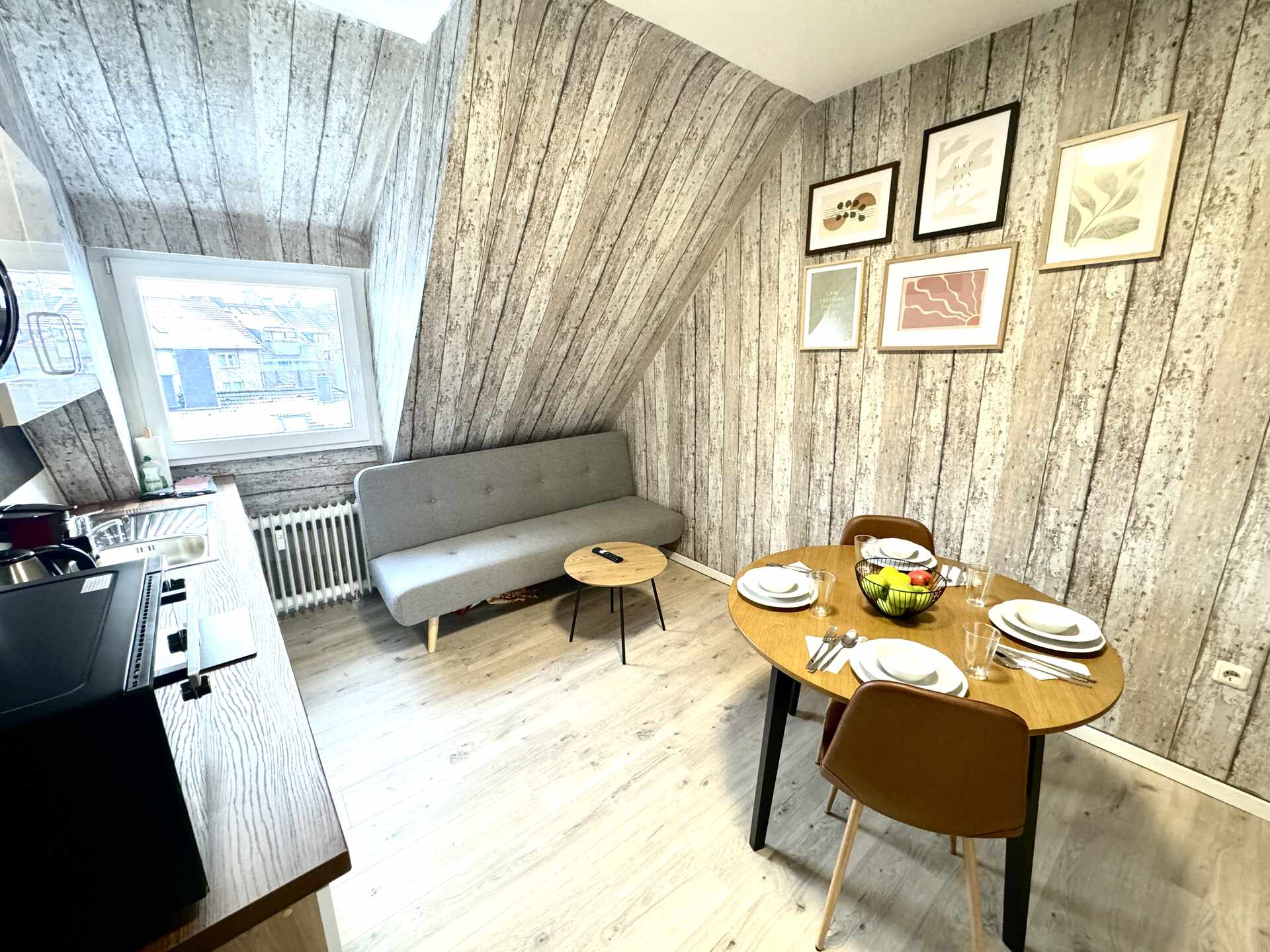 Essbereich mit gedecktem Tisch und Sofa