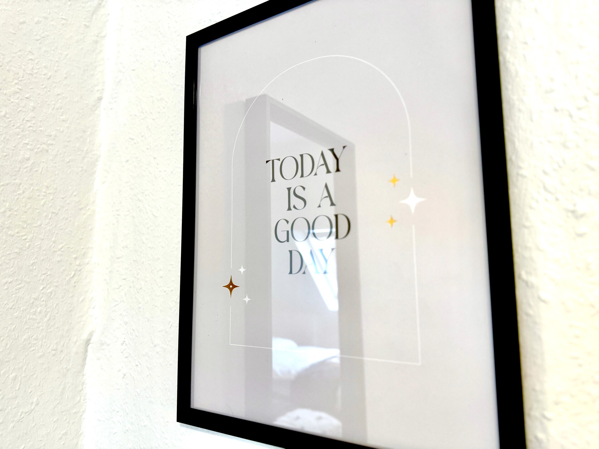 Wandbild mit Spruch über Bett gespiegelt