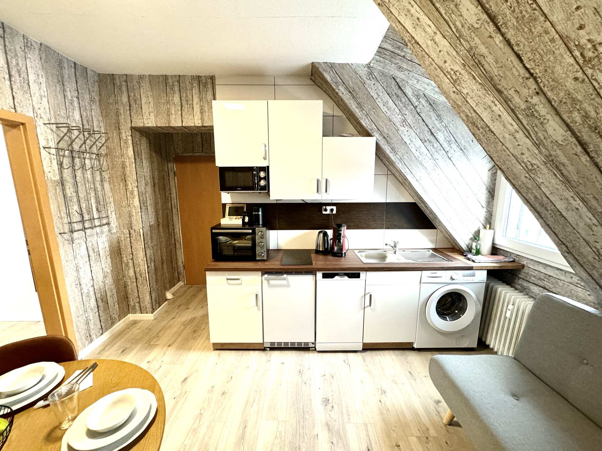 Küche mit Waschmaschine und Dachfenster