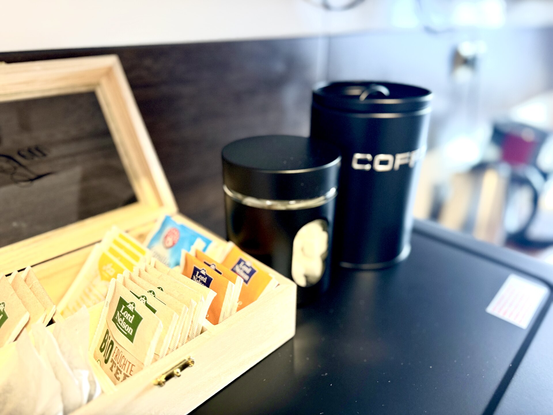 Teebeutel und Kaffeedose auf Küchenzeile