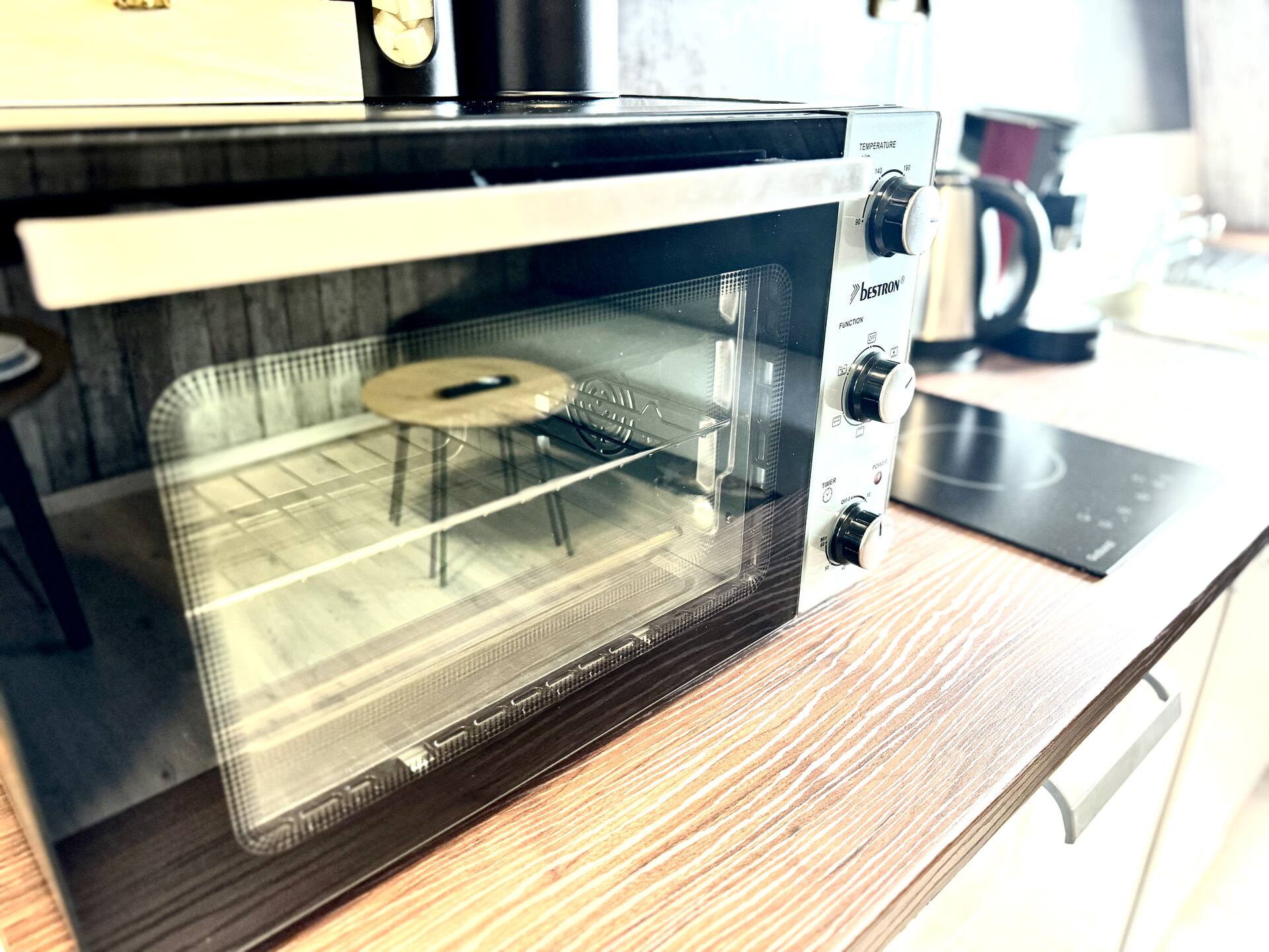 Minibackofen auf Küchenzeile mit Spiegelung