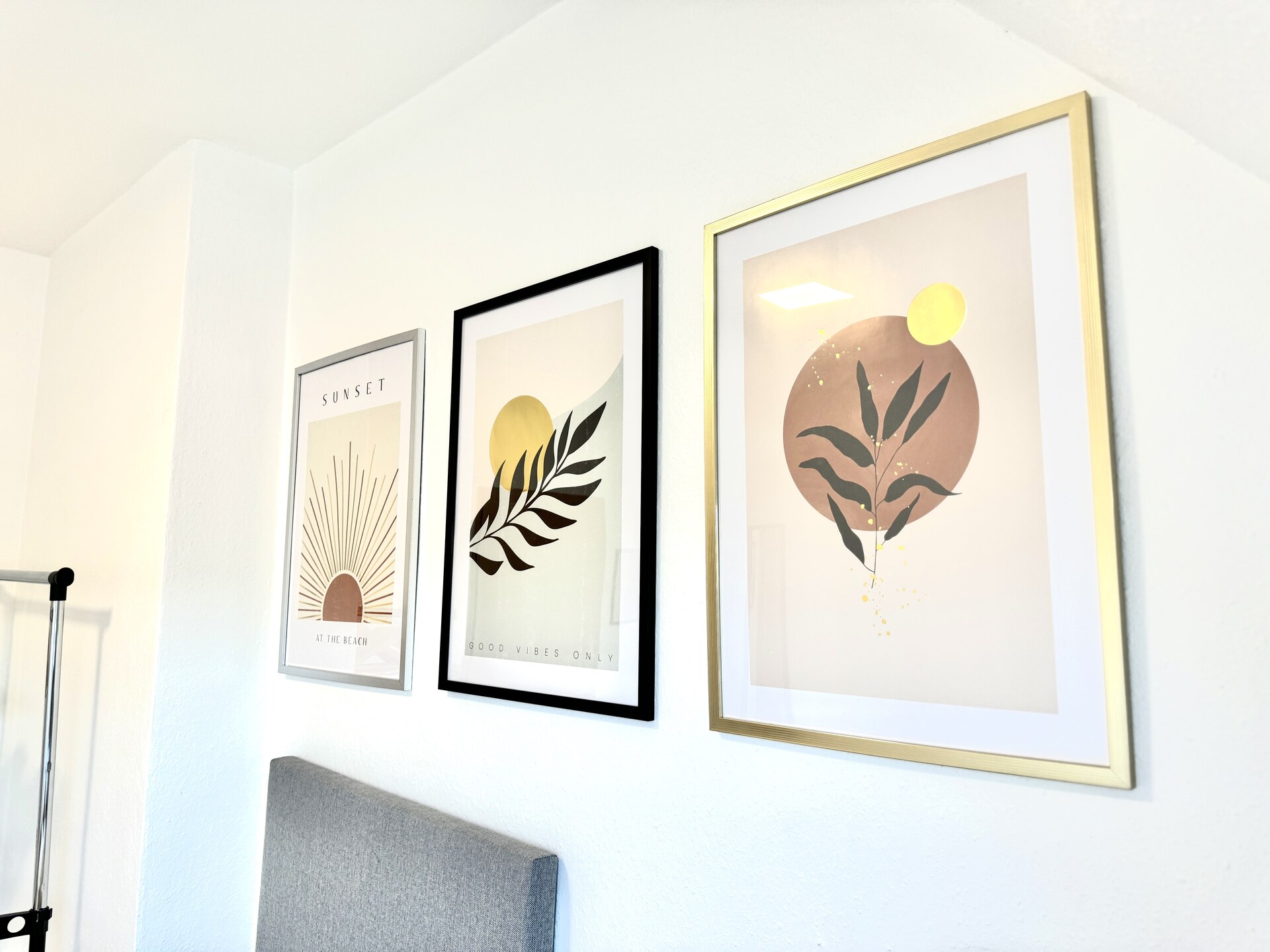 Wandbilder mit Naturmotiven über dem Bett