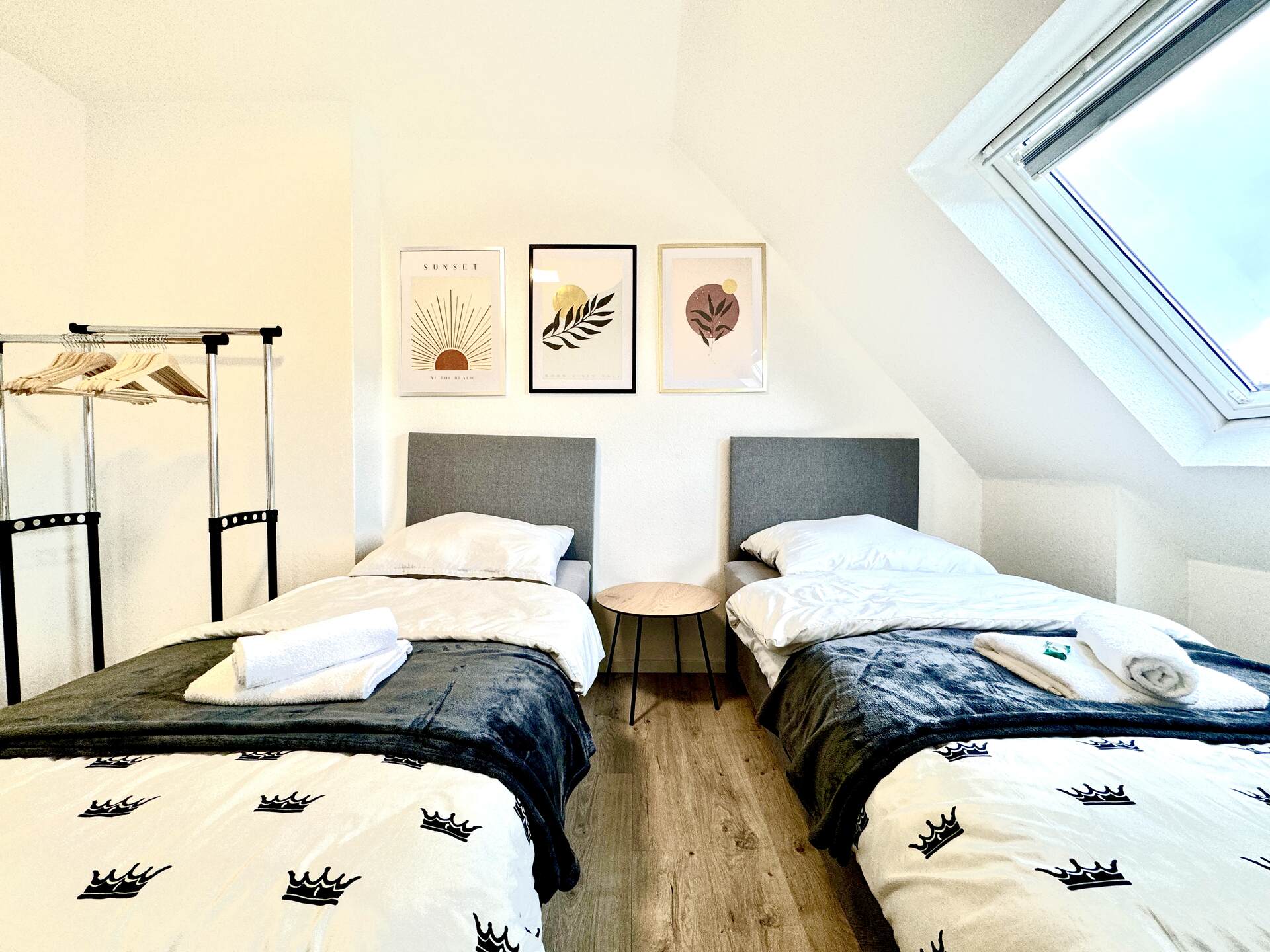 Zimmeransicht mit dekorativer Wand und Dachfenster