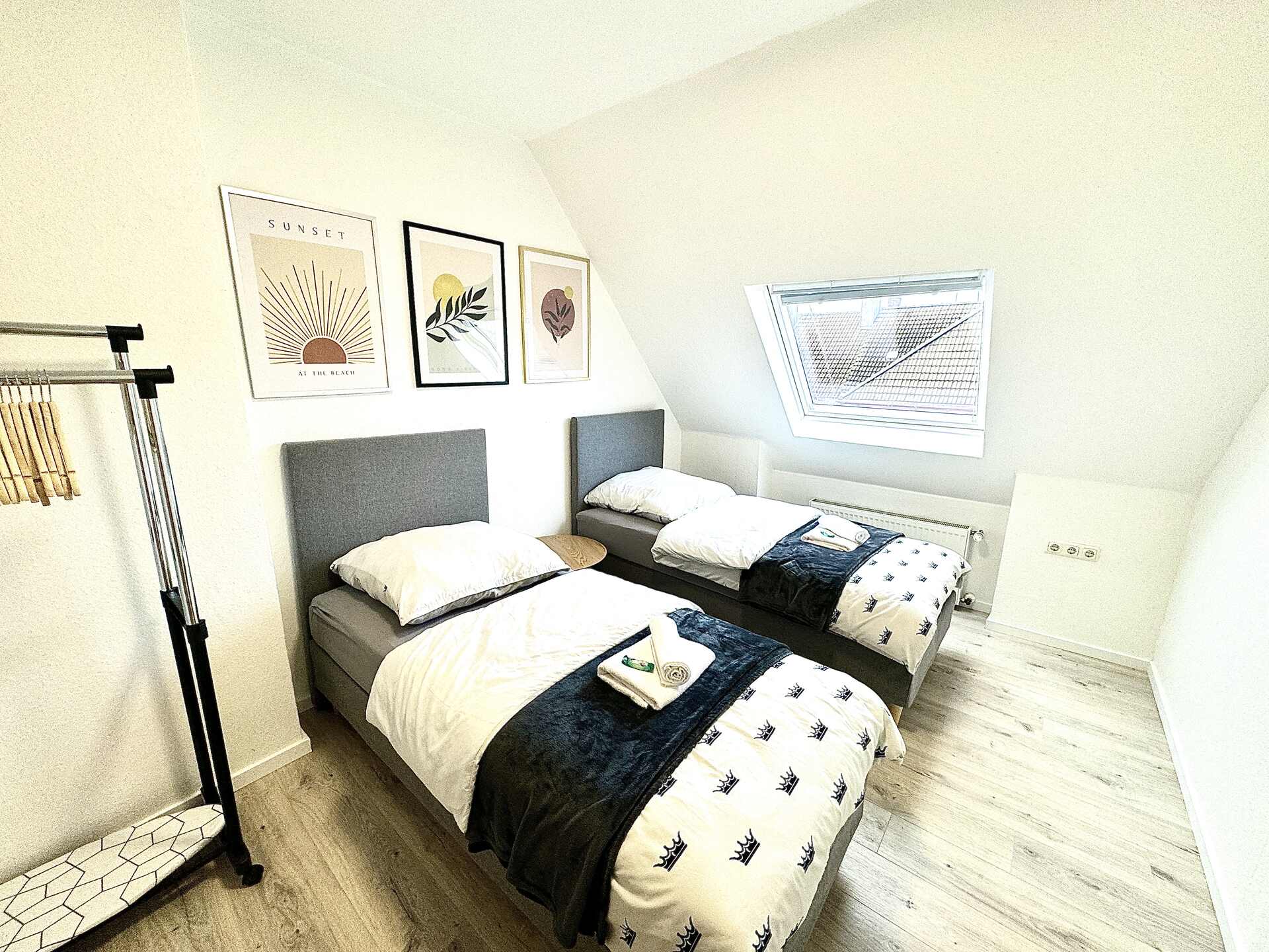Zweibettzimmer mit Tageslicht und Holzboden