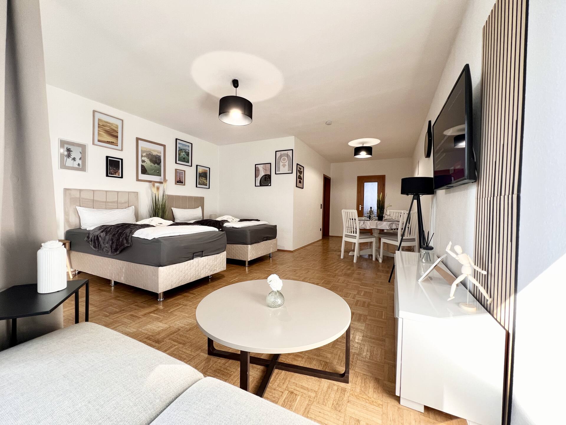 Blick vom Sofa ins Schlafzimmer mit Esstisch