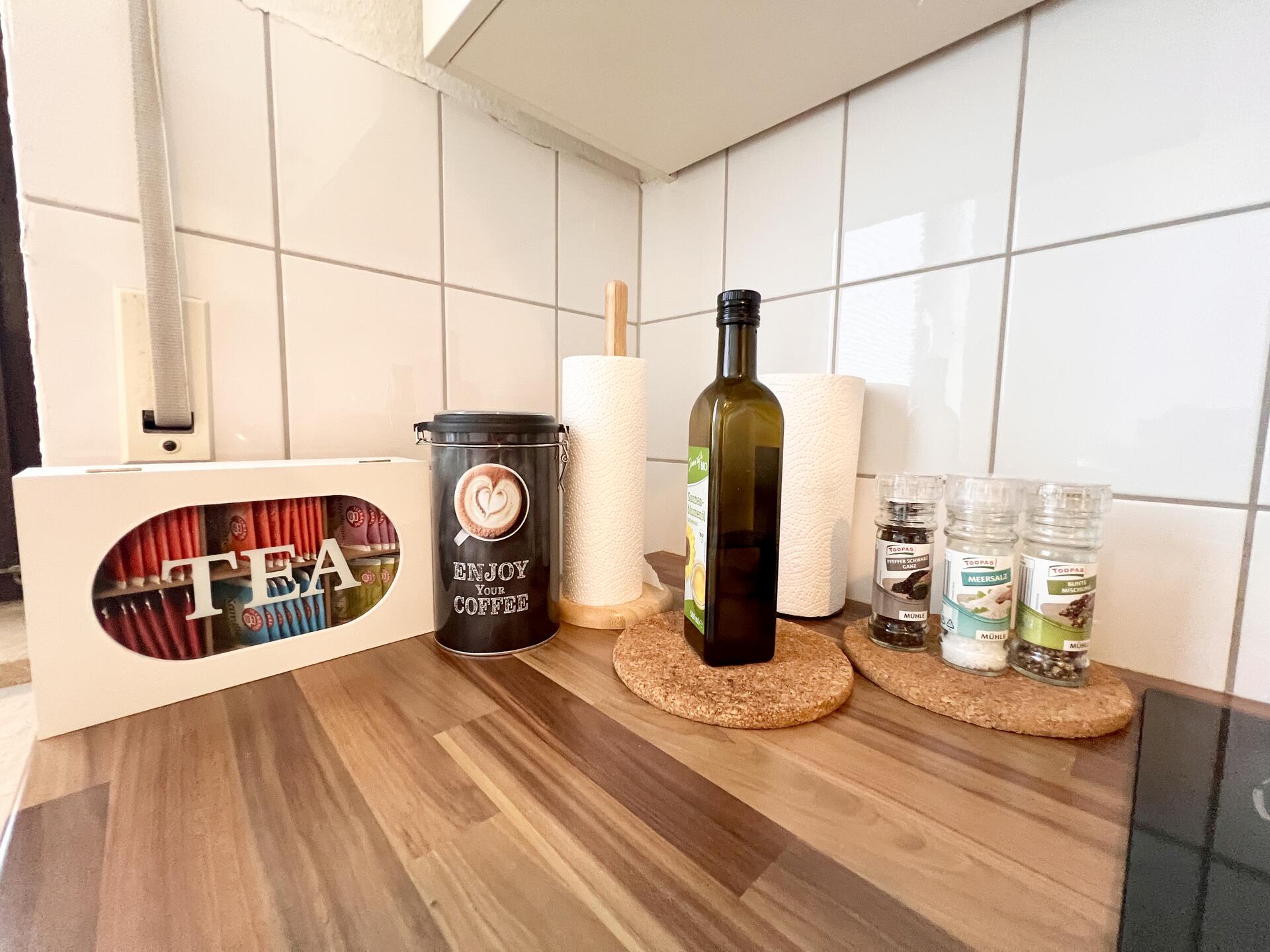 Tee- und Kaffee-Set auf der Küchenarbeitsplatte