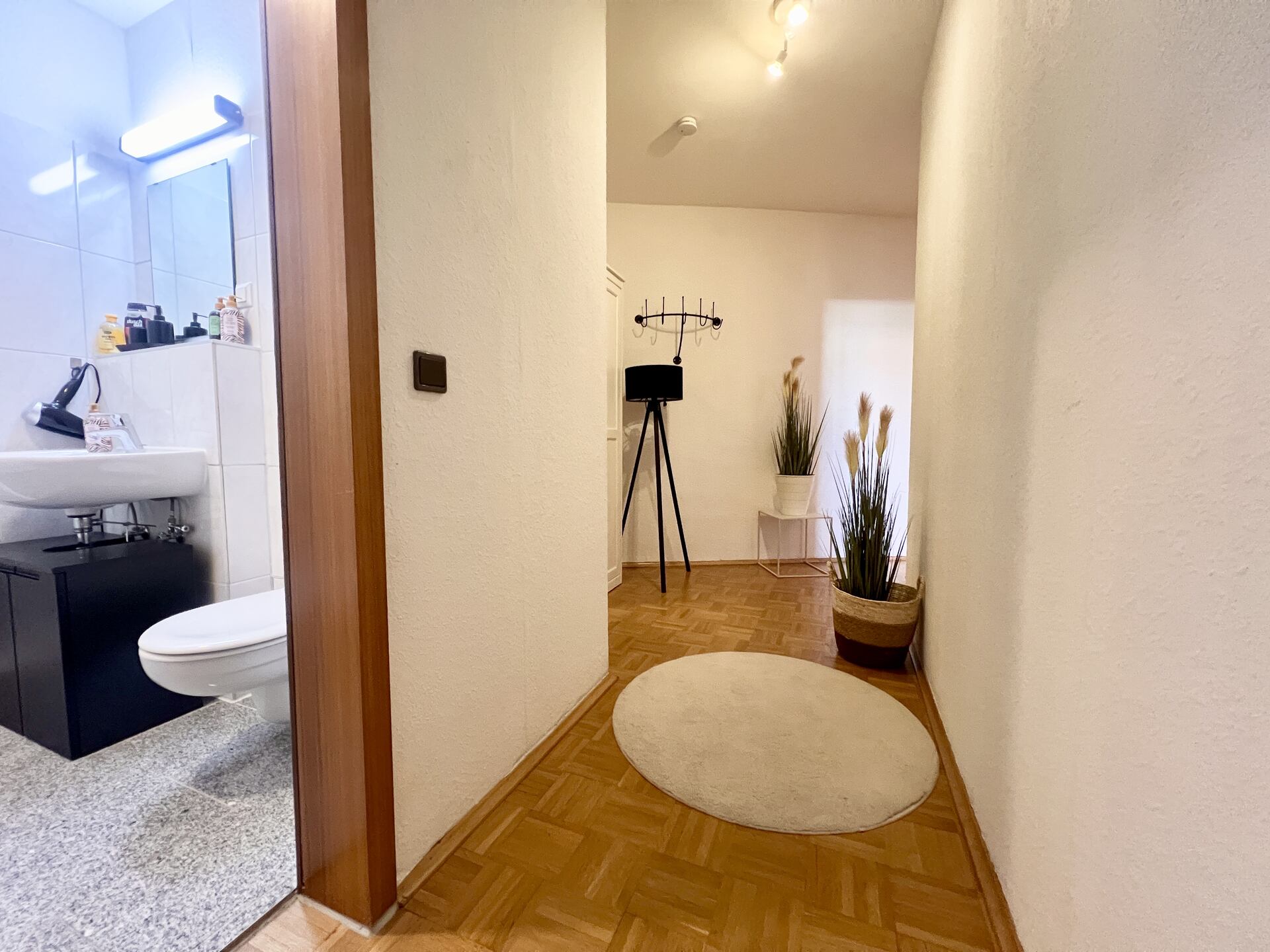 Blick vom Flur ins Badezimmer mit Waschbecken
