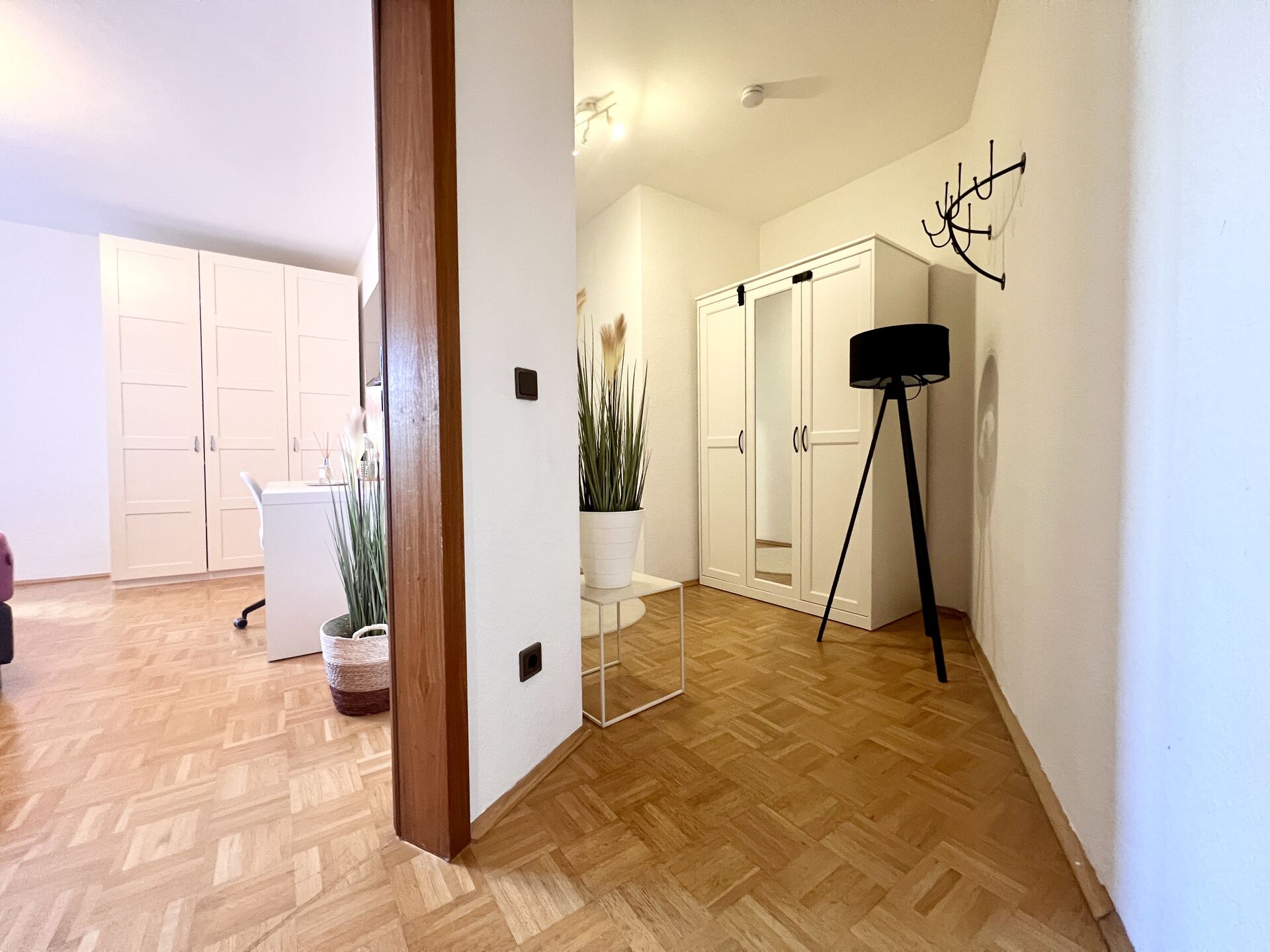 Flur mit Blick ins Schlafzimmer mit Bett