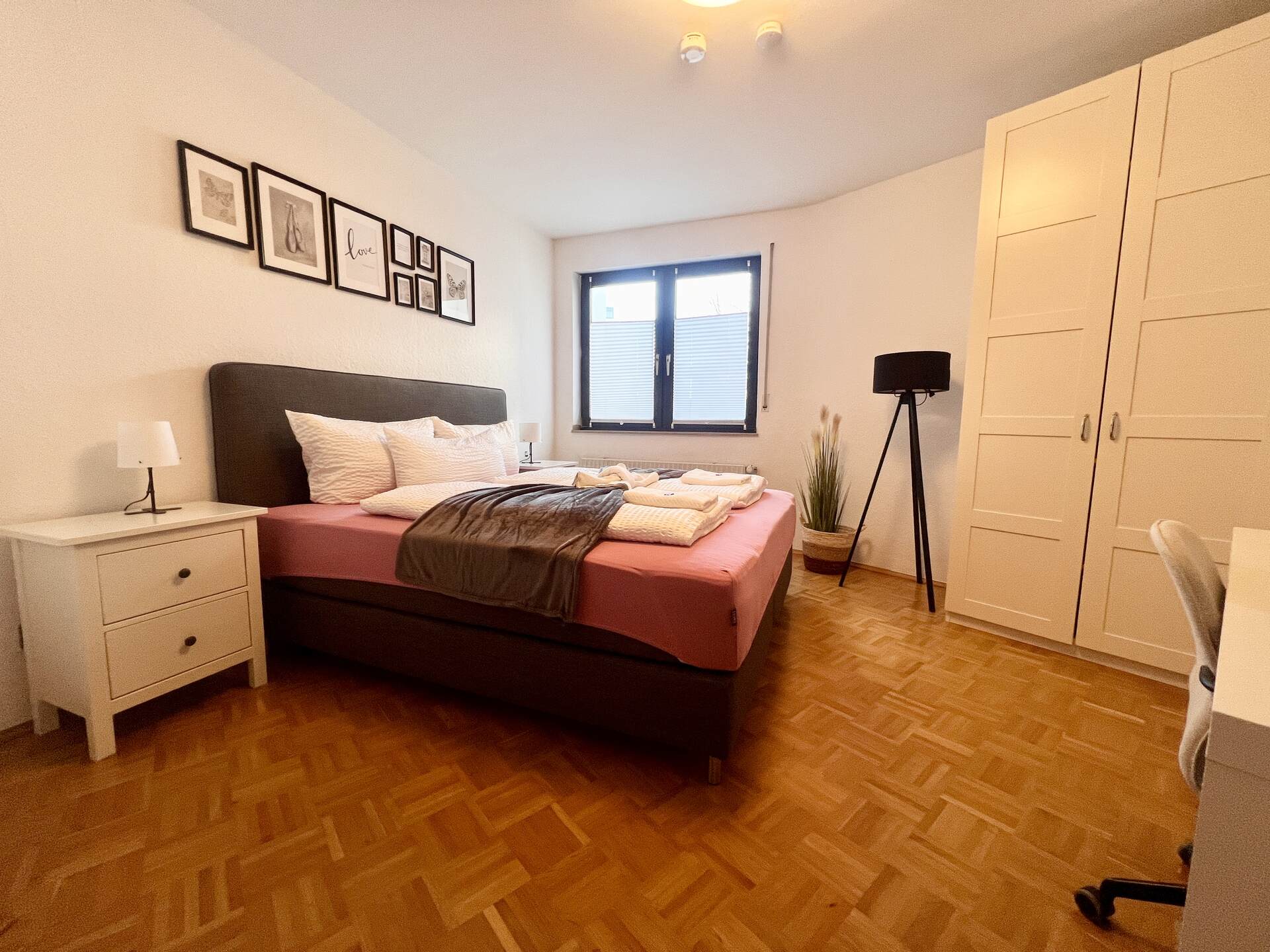 Schlafzimmer mit Kleiderschrank und Fenster