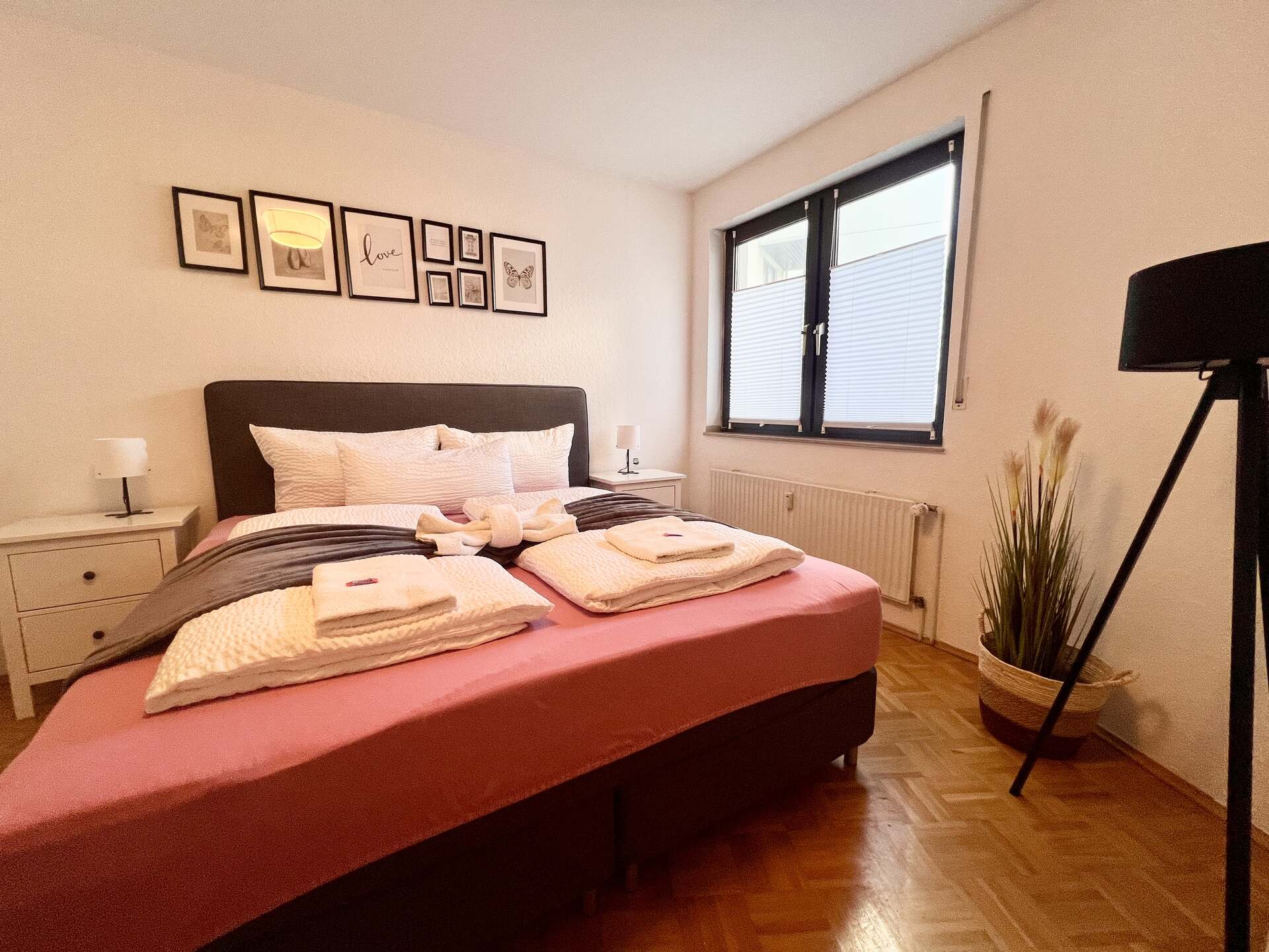 Schlafzimmer mit Doppelbett und Wandbildern