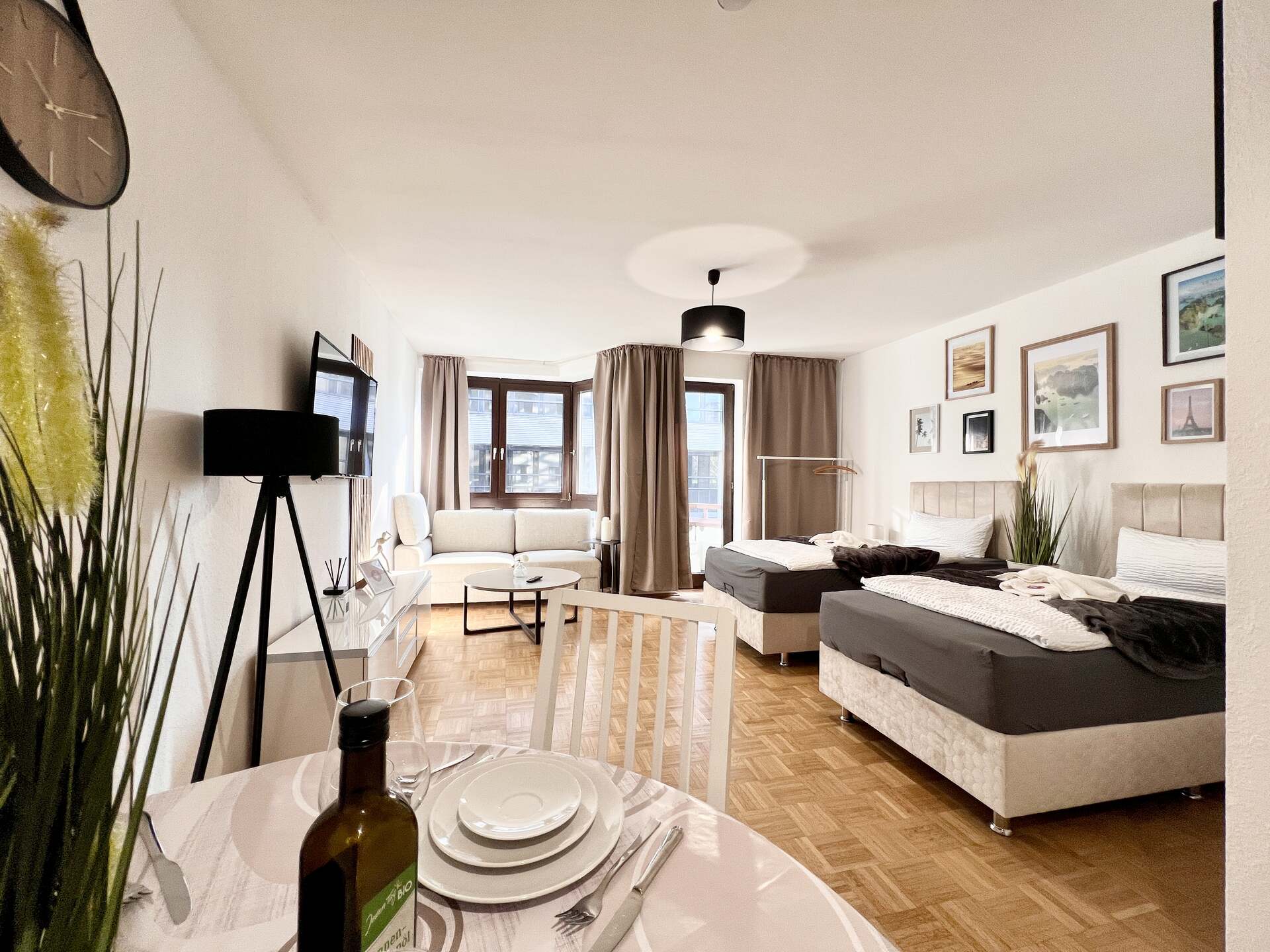 Großes Schlafzimmer mit Sofa und Gardinen