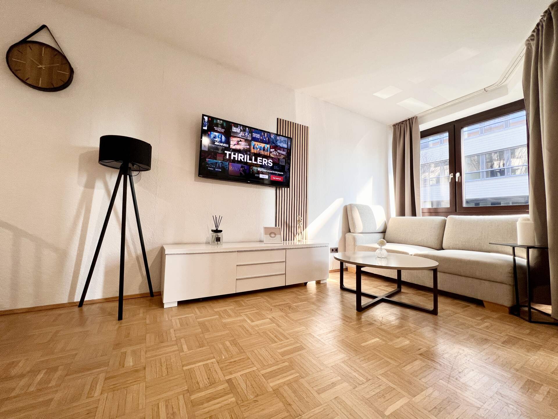Sofa mit Couchtisch und Wanduhr