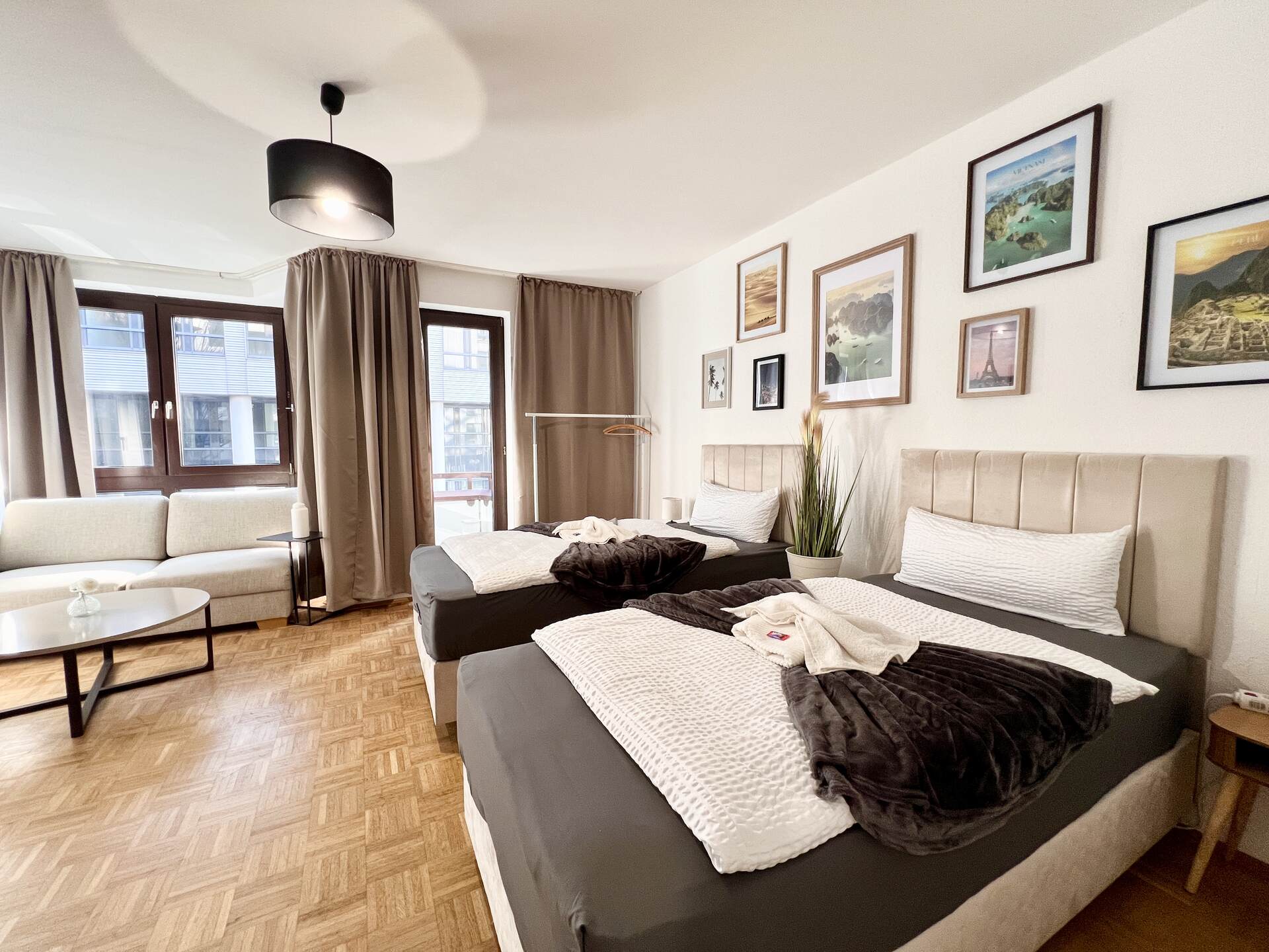 Zwei Betten mit Wandbildern und Deckenlampe