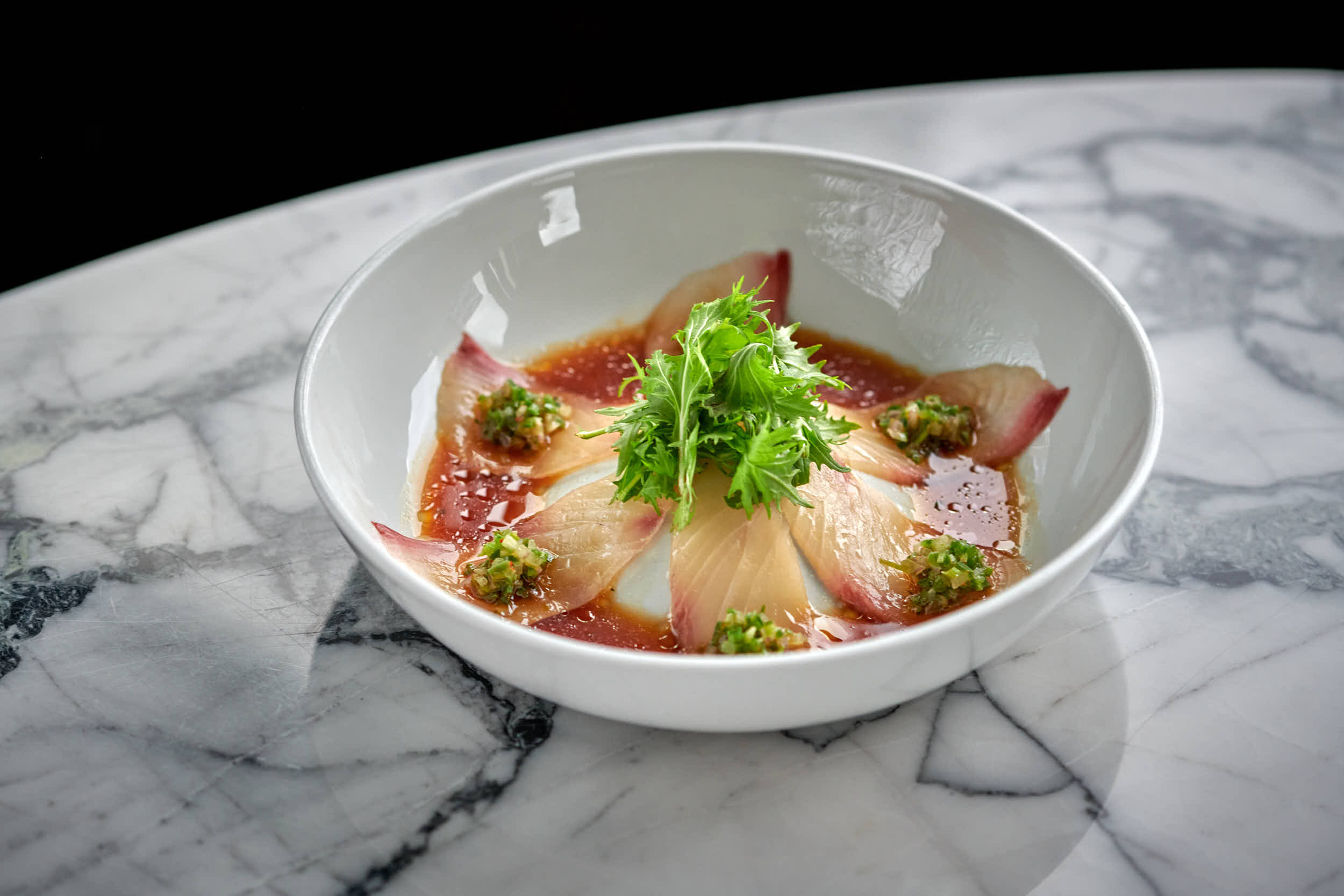 Sashimi i en hvit bolle