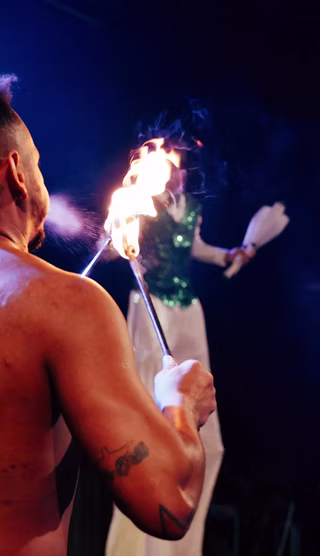 En av artistene som blåser flammer