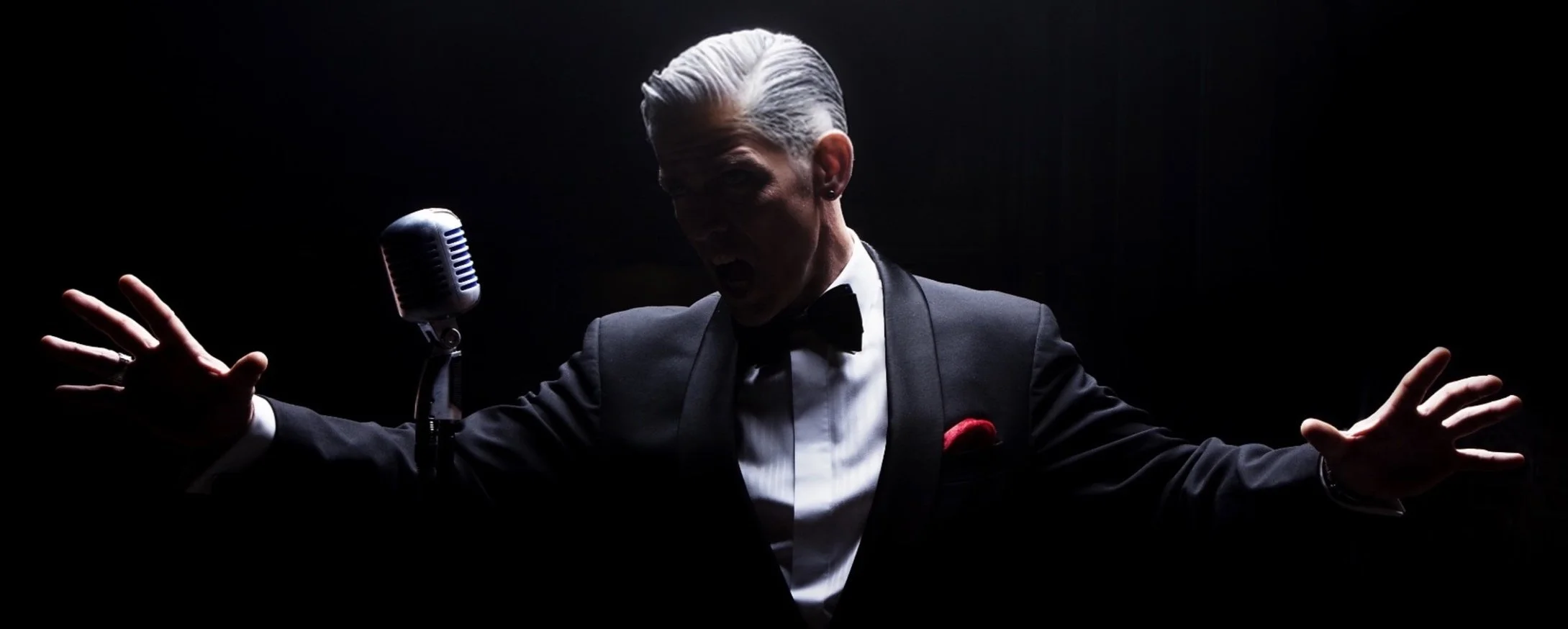 Richard Bowers preforming