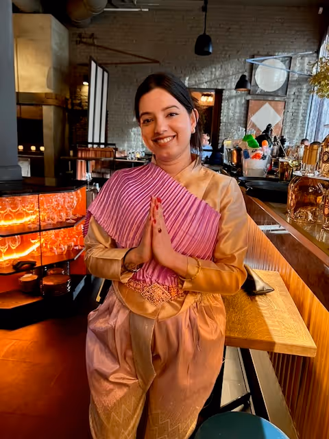 Ansatt på Südøst i thailandsk nationaldrakt