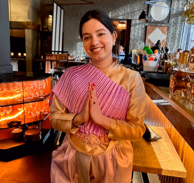 Dame i tradisjonell thailandsk drakt