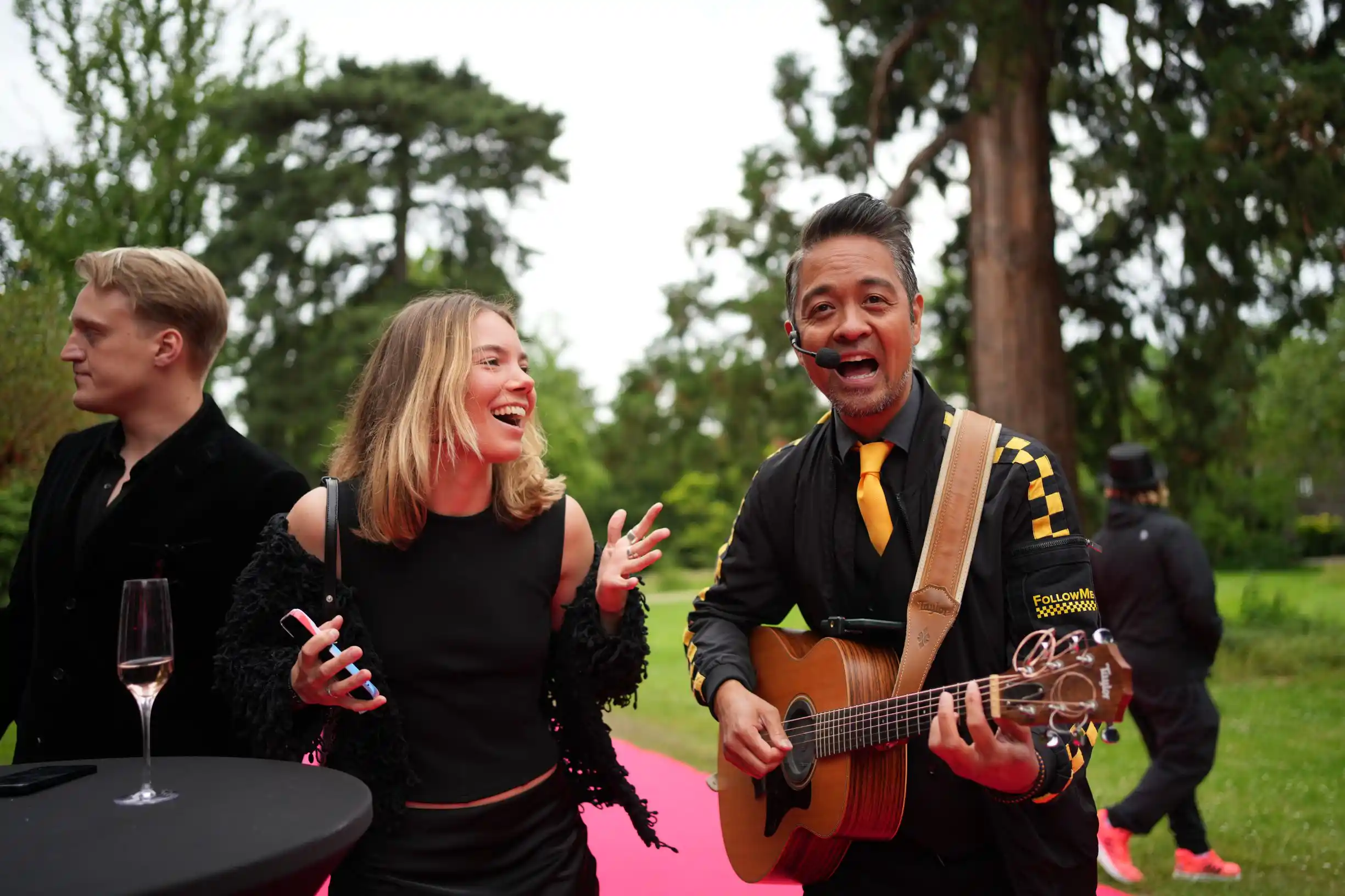 lachende menschen mit gitarre auf einem event