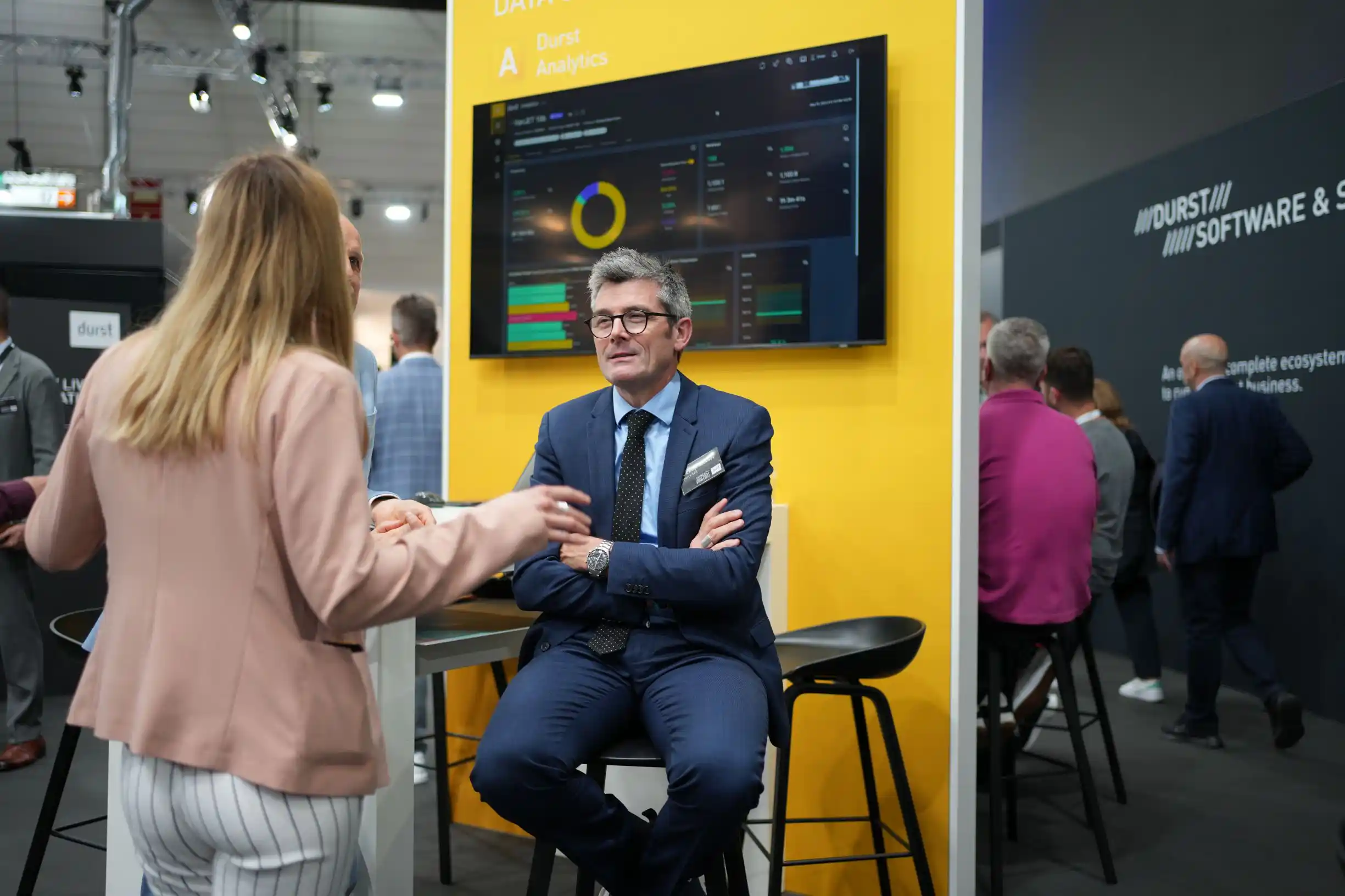 mensch im anzug auf messe 