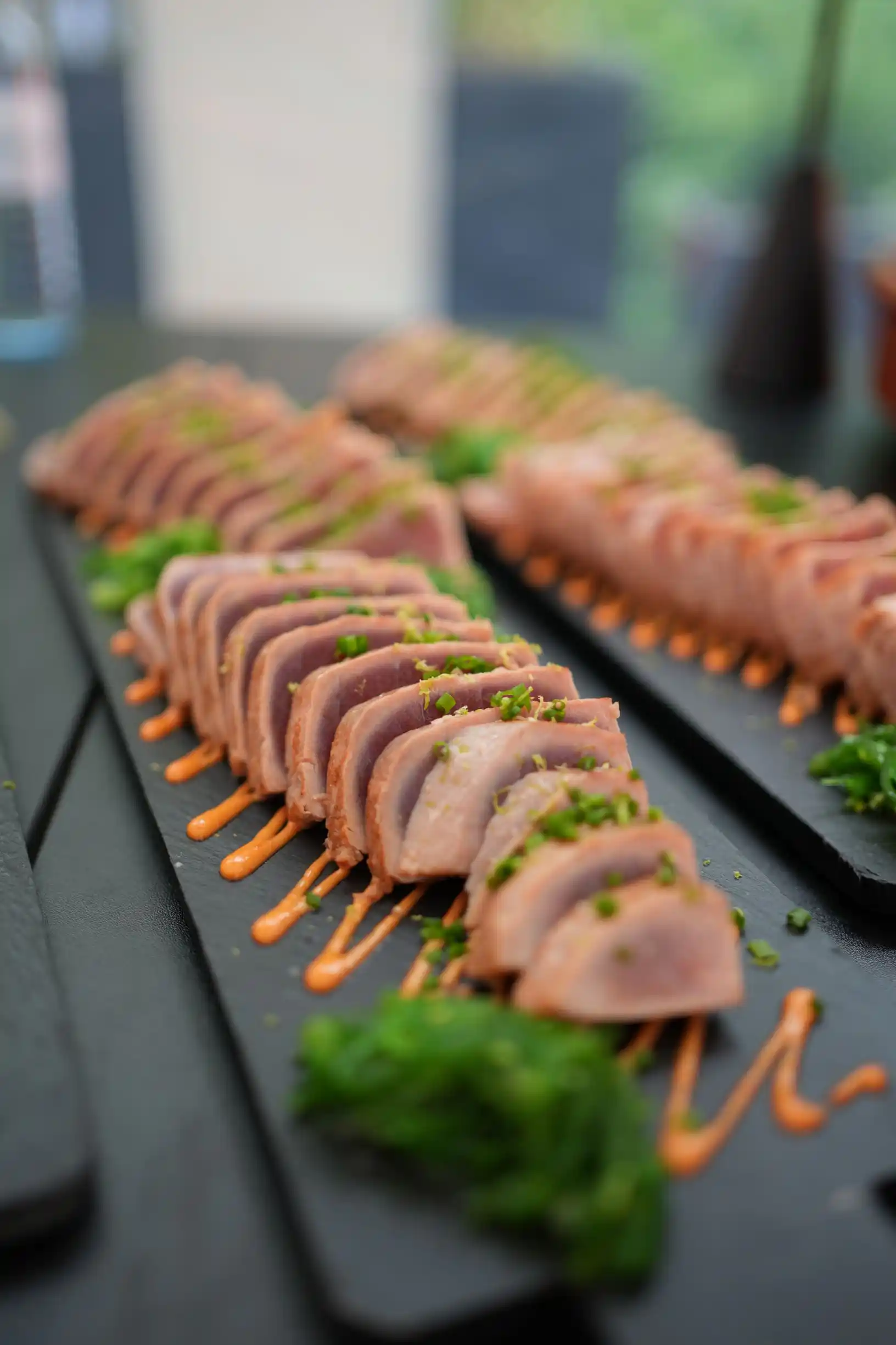 gourmet essen auf schwarzer platte