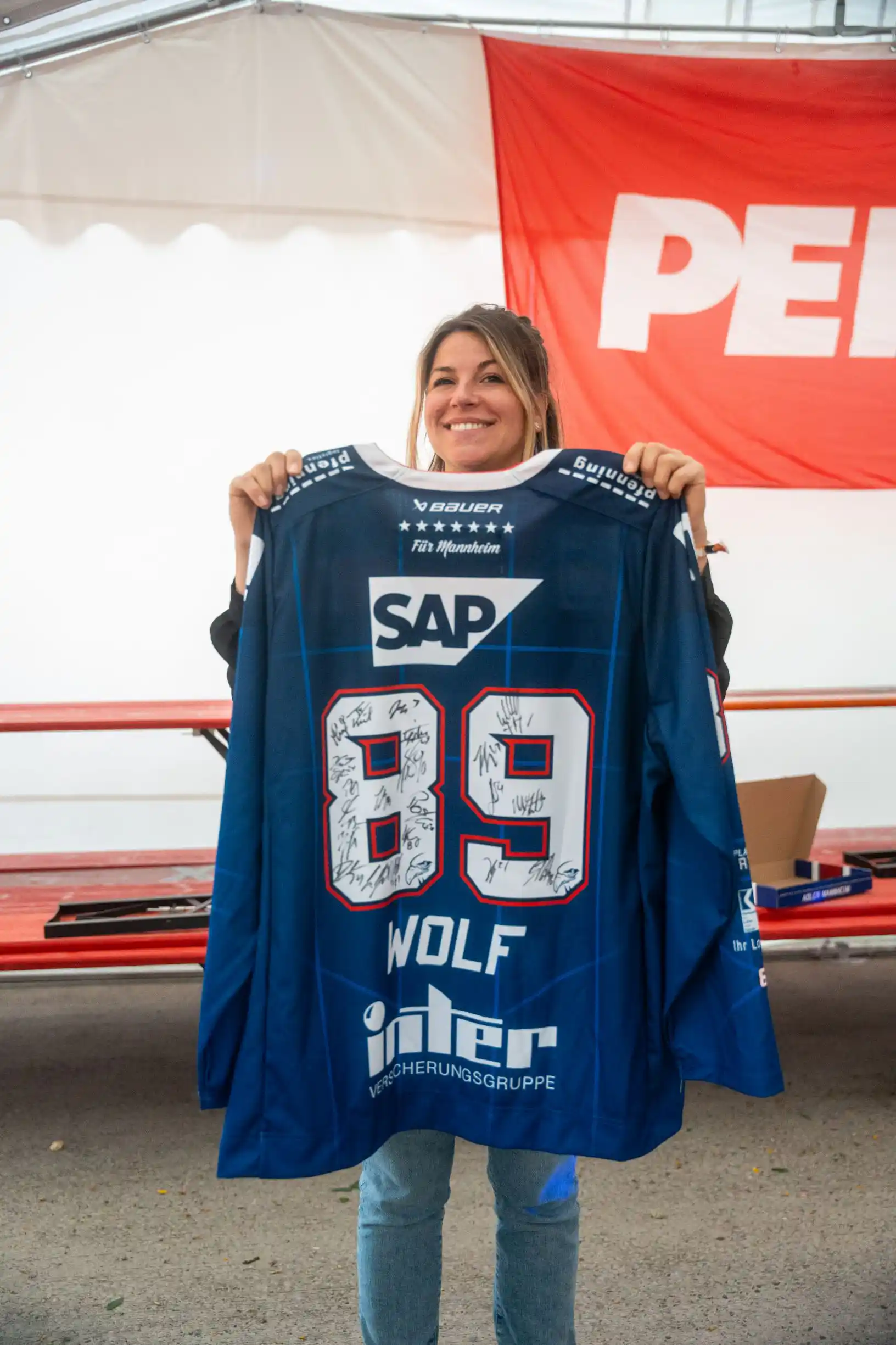 frau zeigt sap trikot