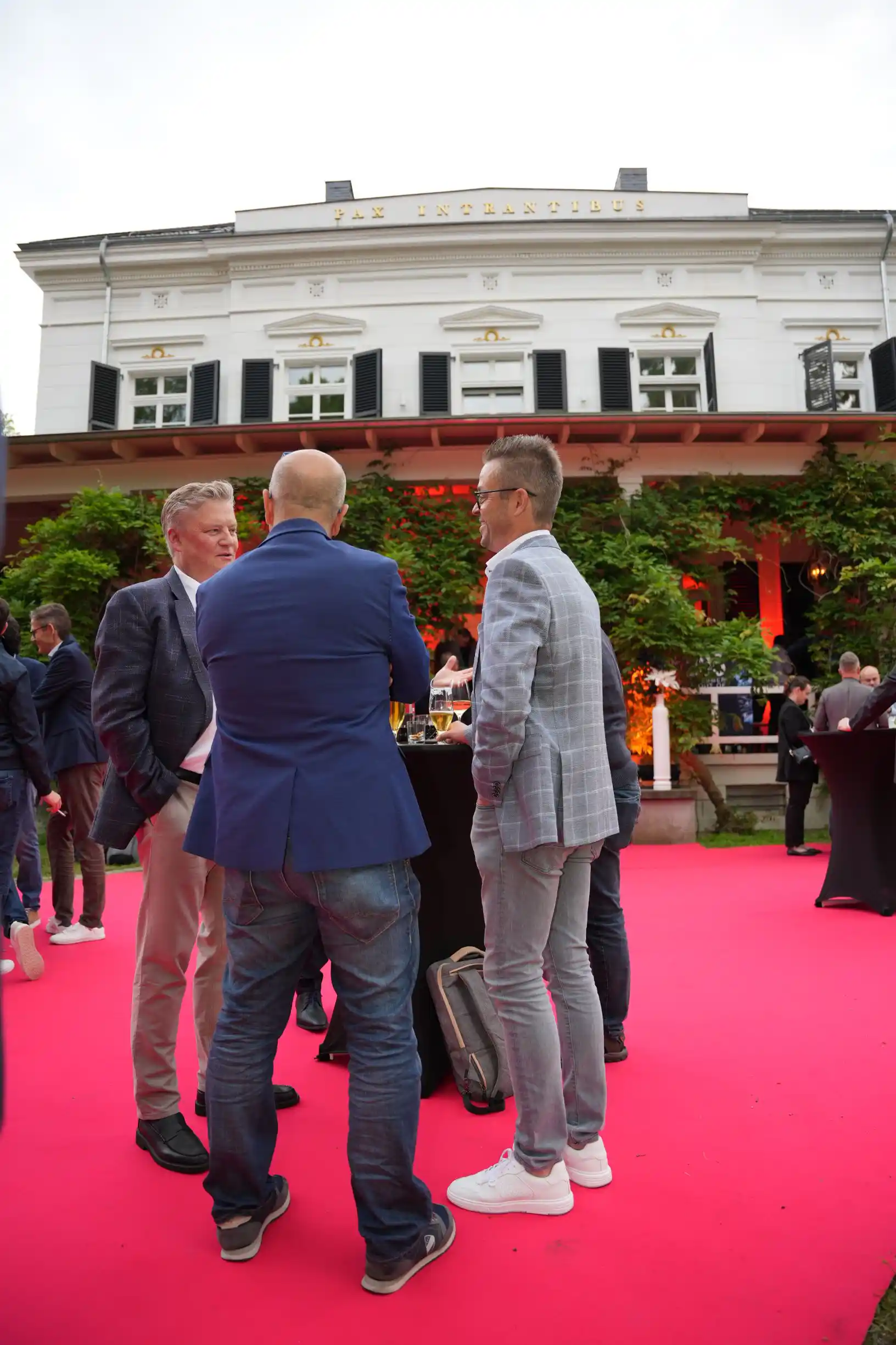 event menschen stehen auf teppich