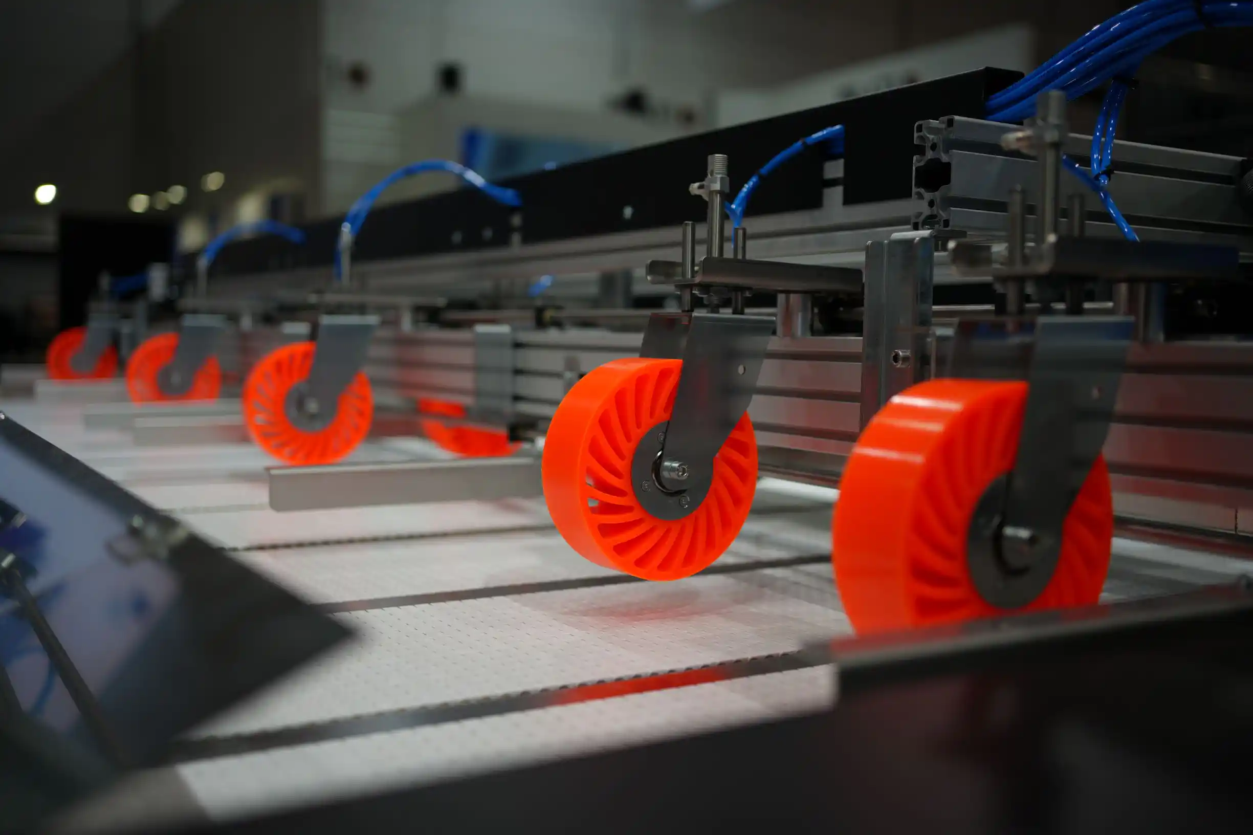 maschine in fabrik mit orangenen rollen