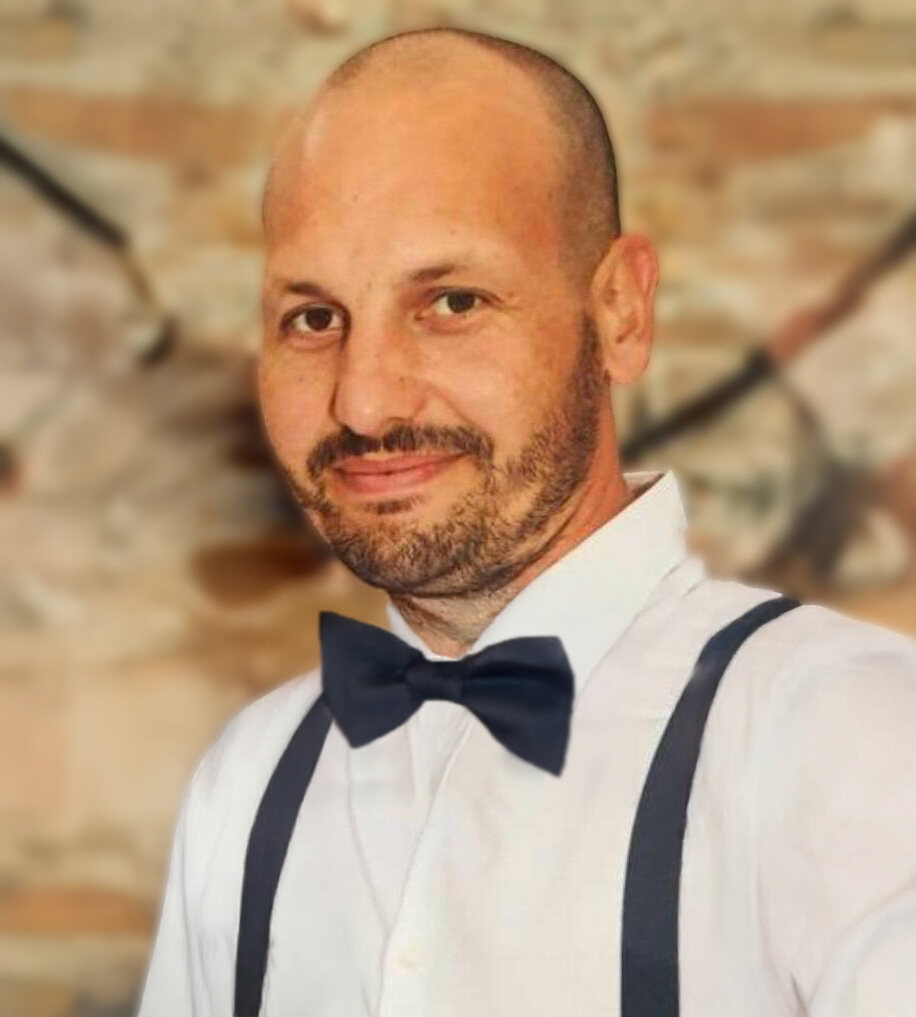 Portrait-Aufnahme von Gastgeber Stephane mit Hemd und Fliege