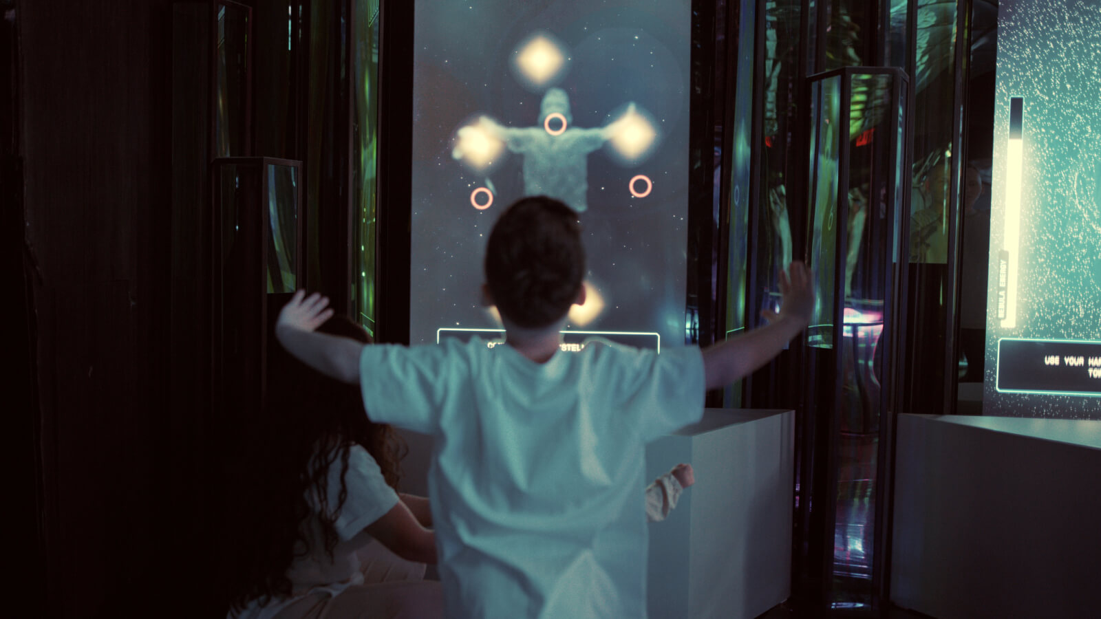 Child at INTER interacting with the body scan screen