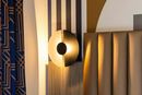 Close-up van een designlamp in de hotelkamer