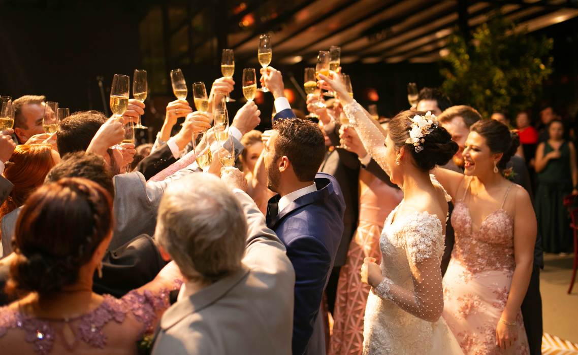 Mariés et invités portant un toast lors d'un mariage en Provence — bar mobile FMR Bar Event