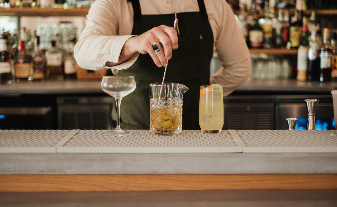 Bartender FMR Bar Event finalisant un cocktail artisanal pour un mariage en Provence