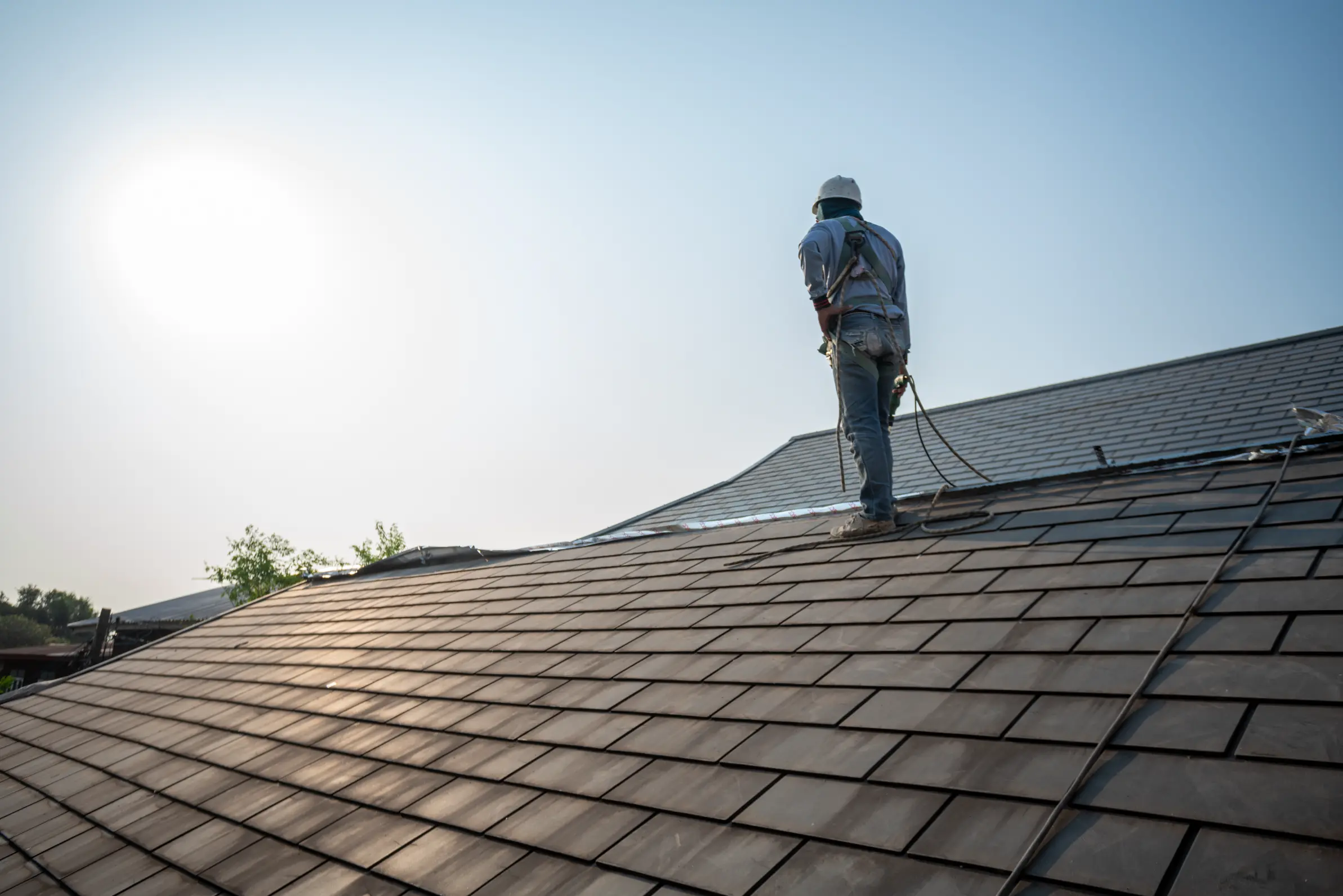 An expert getting roof estimates in Arlington, TX
