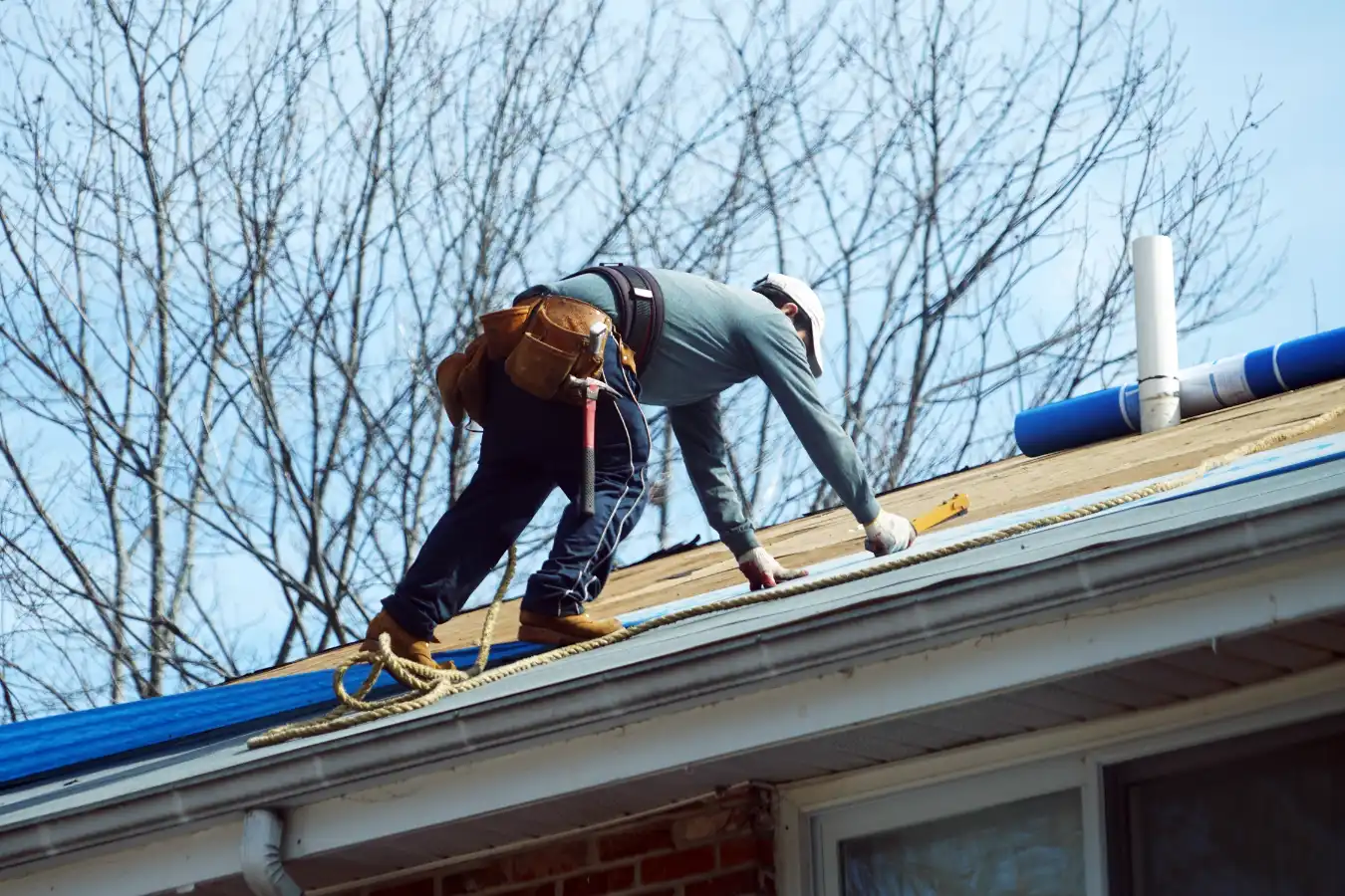 An expert getting roof estimates in Arlington, TX