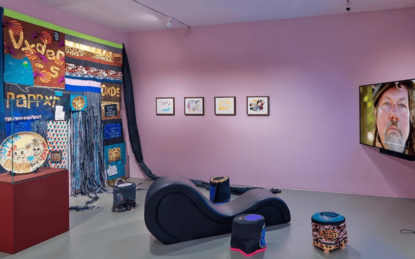 Een ruimte met een paarse muur, een zachte sofa en een soldaat op een scherm