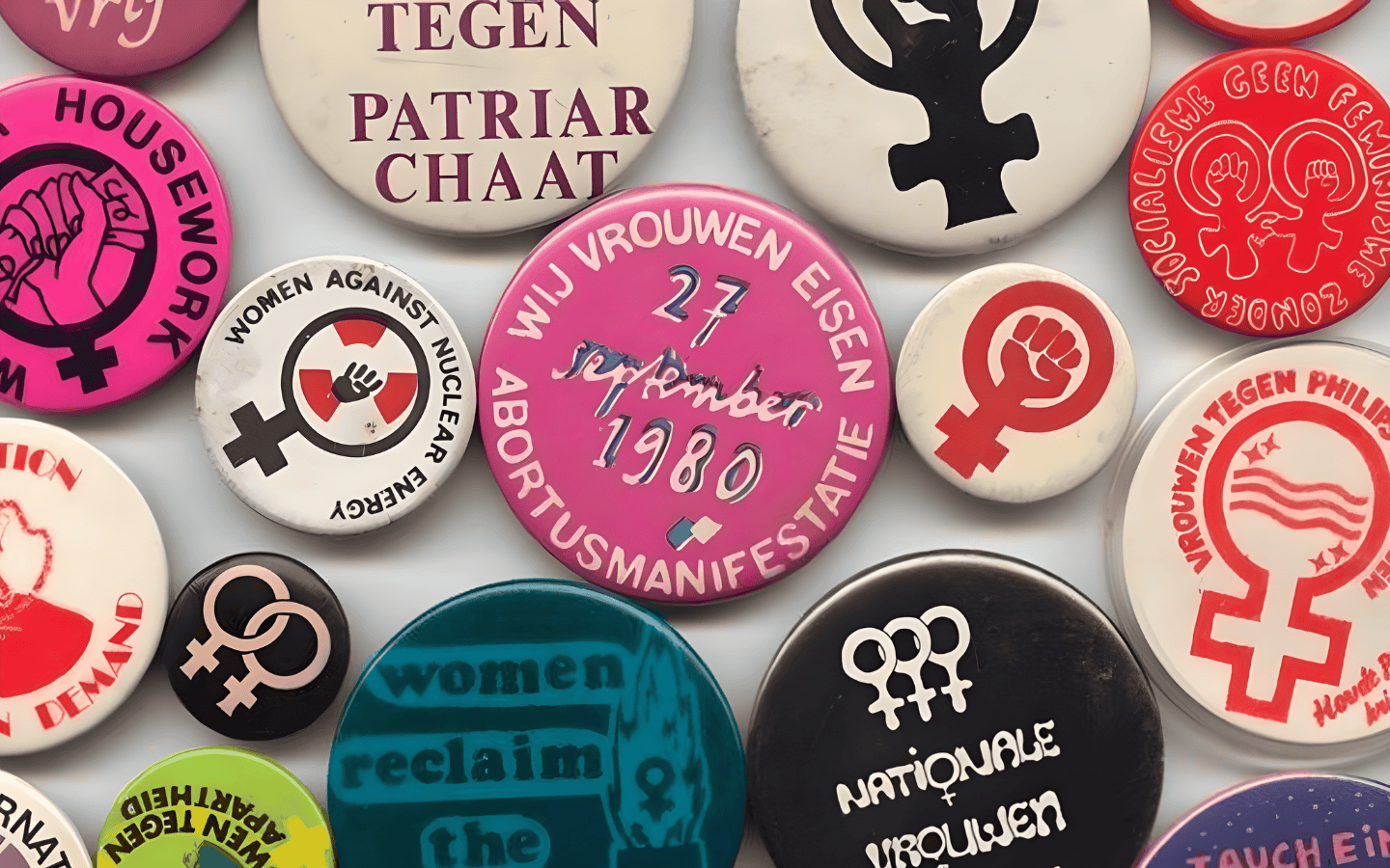 Verschillende kleurrijke buttons met protestboodschappen.