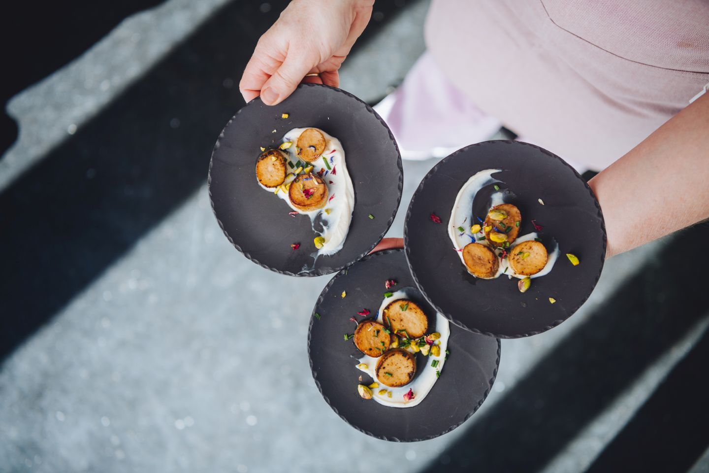 Drie borden met eten worden uitgeserveerd