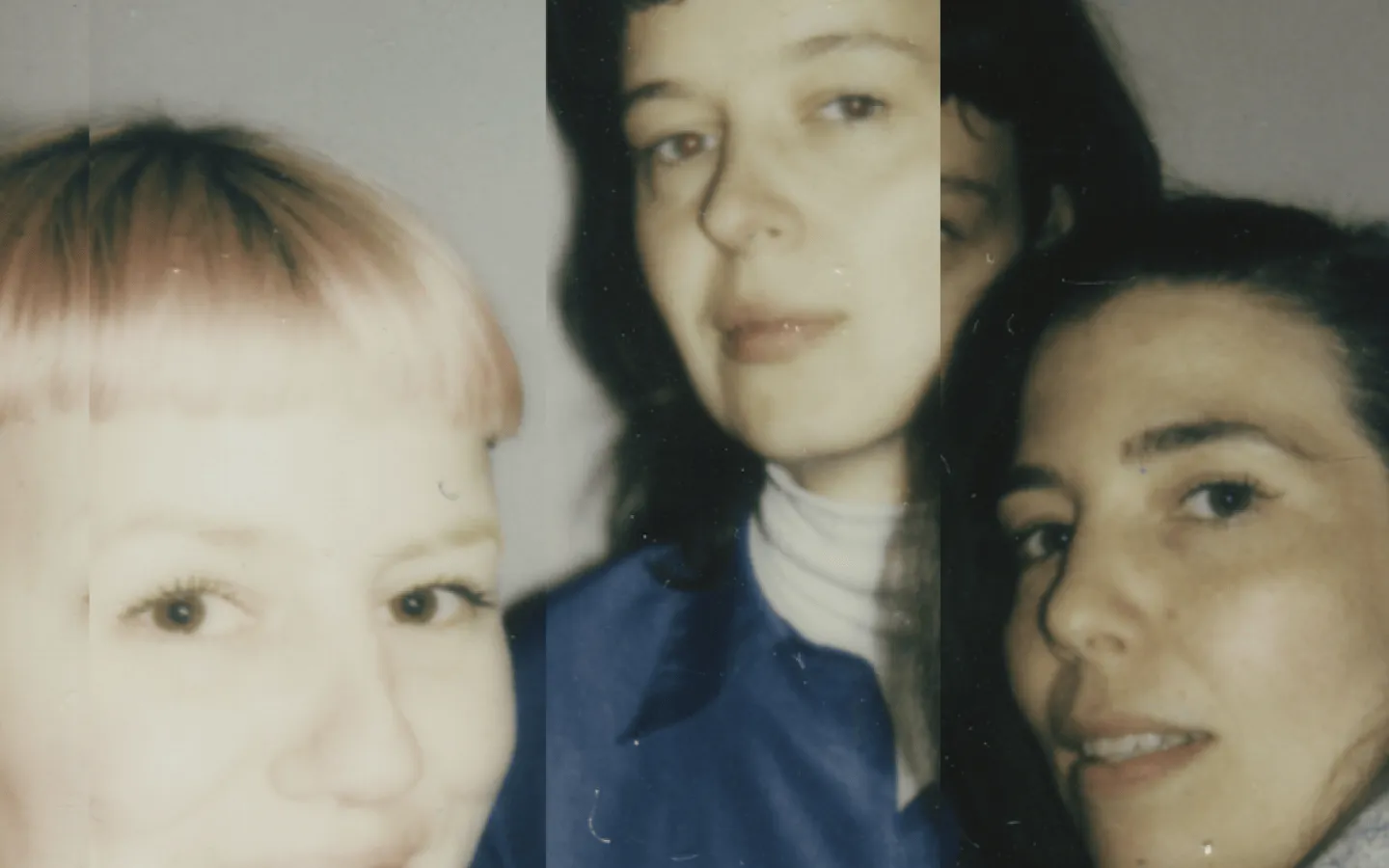 3 vrouwengezichten in een verkleurde foto