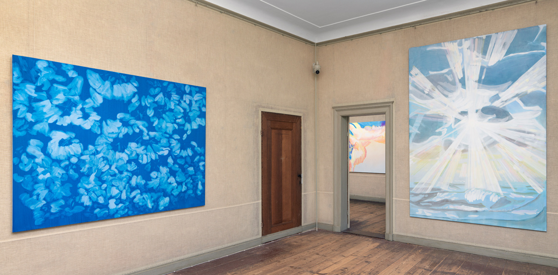 Zandkleurige wand met groot blauw schilderij