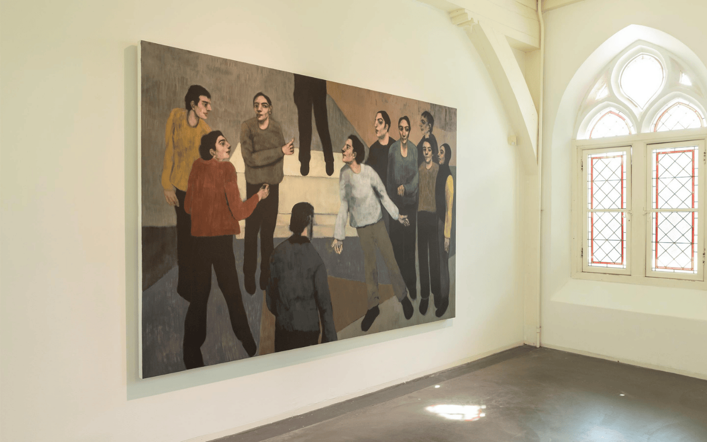Schilderij met mensen dat aan de muur hangt