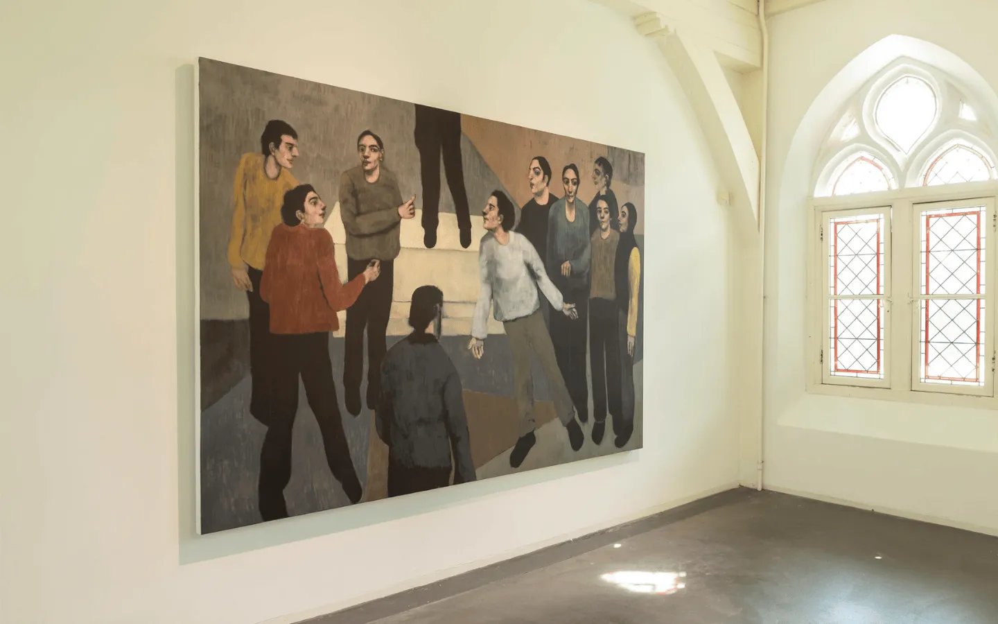 Schilderij met mensen dat aan de muur hangt