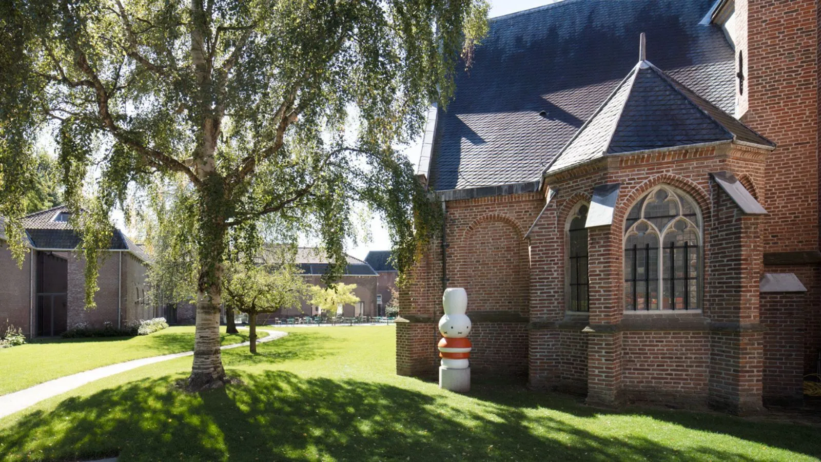 Een overzicht van de tuin van het Centraal Museum
